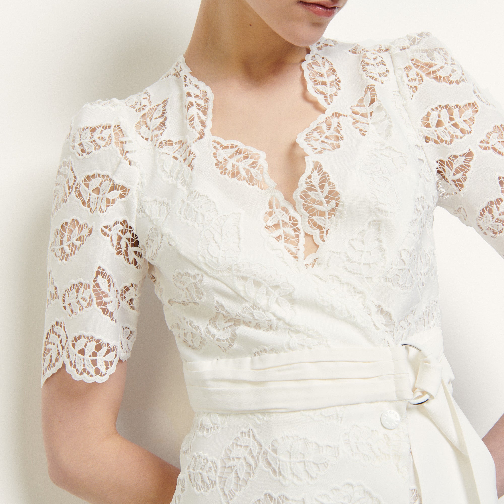 Robe courte en broderie anglaise Sandro seconde main