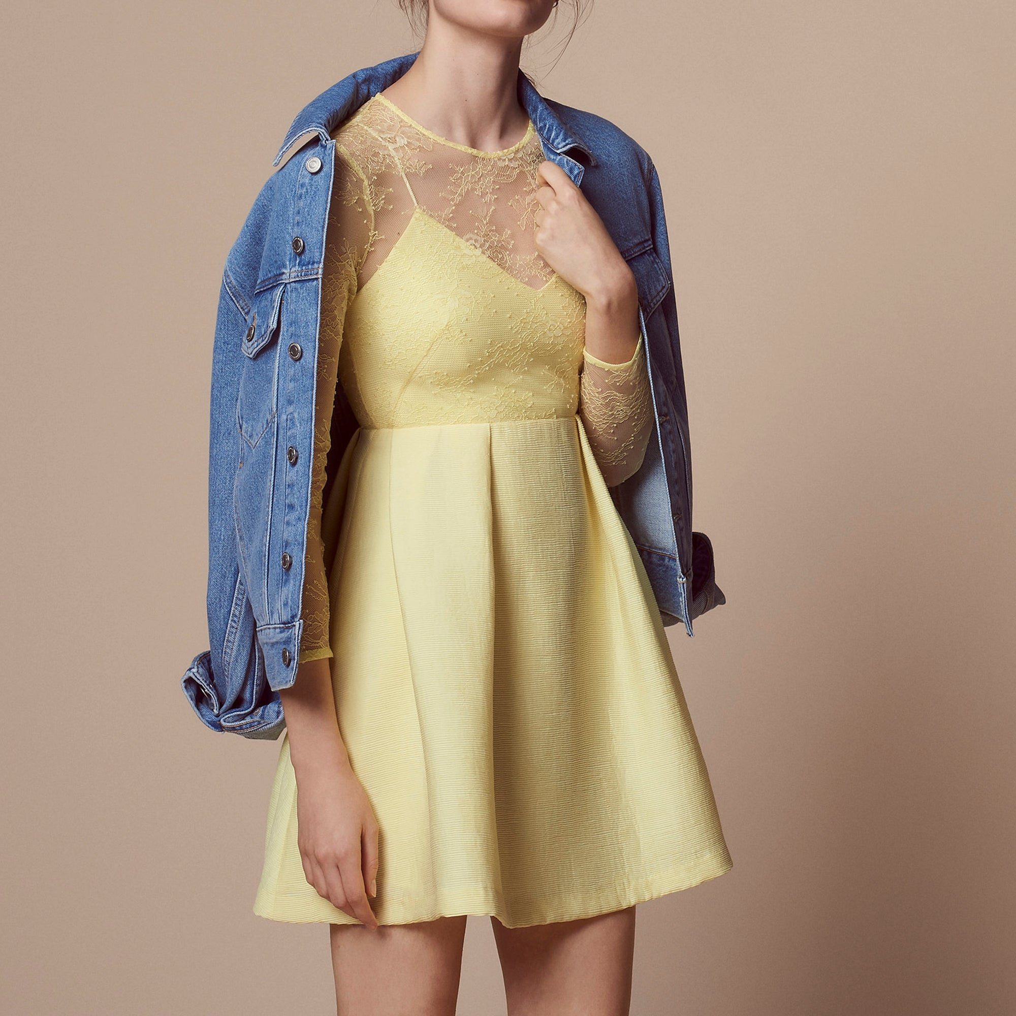 Robe matière gaufrée et dentelle Sandro seconde main