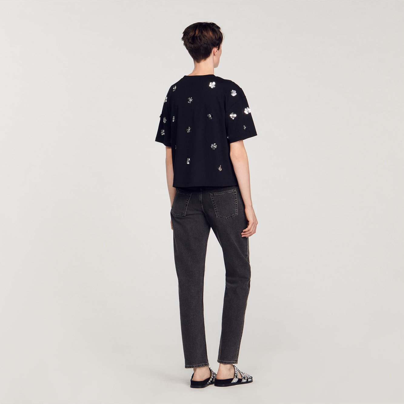 T-shirt orné de sequins fleurs Sandro seconde main