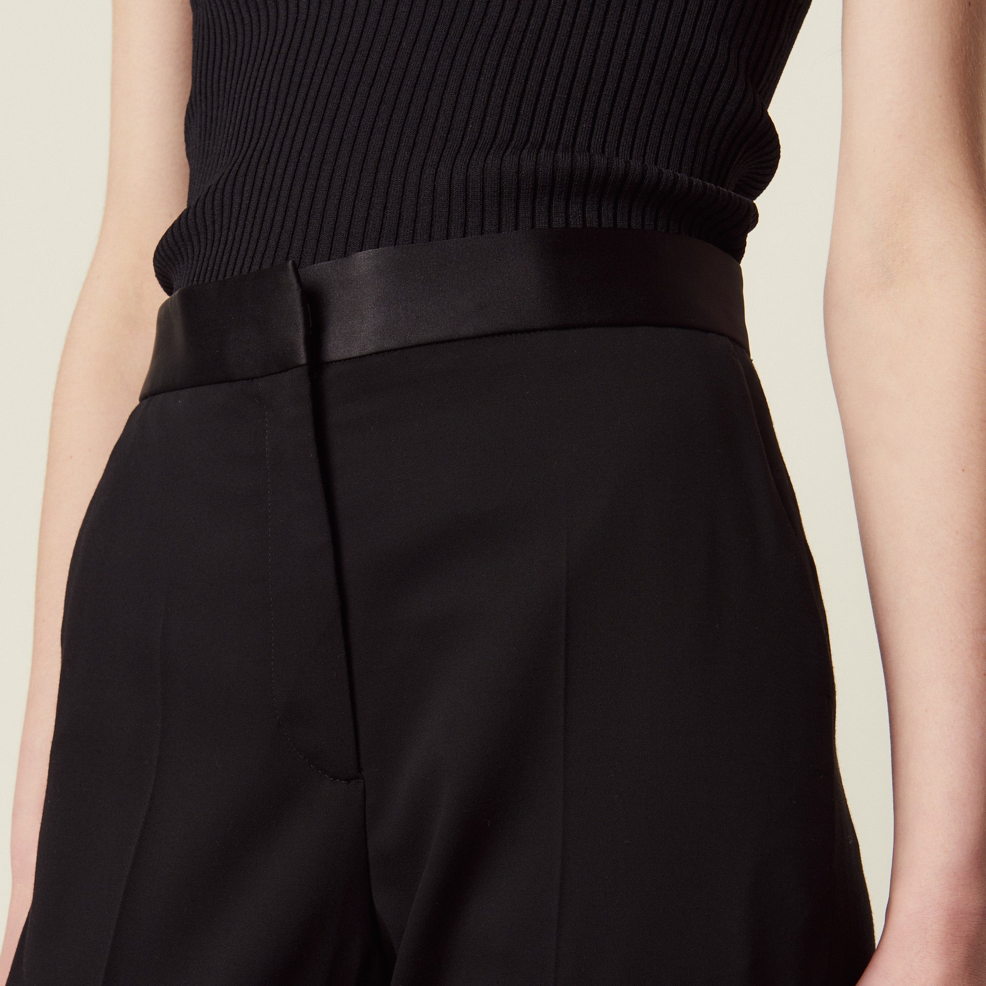 Pantalon avec empiècement de satin Sandro seconde main