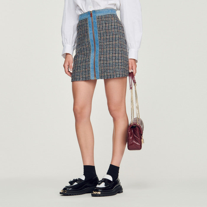 Jupe courte en tweed et Jean Sandro seconde main
