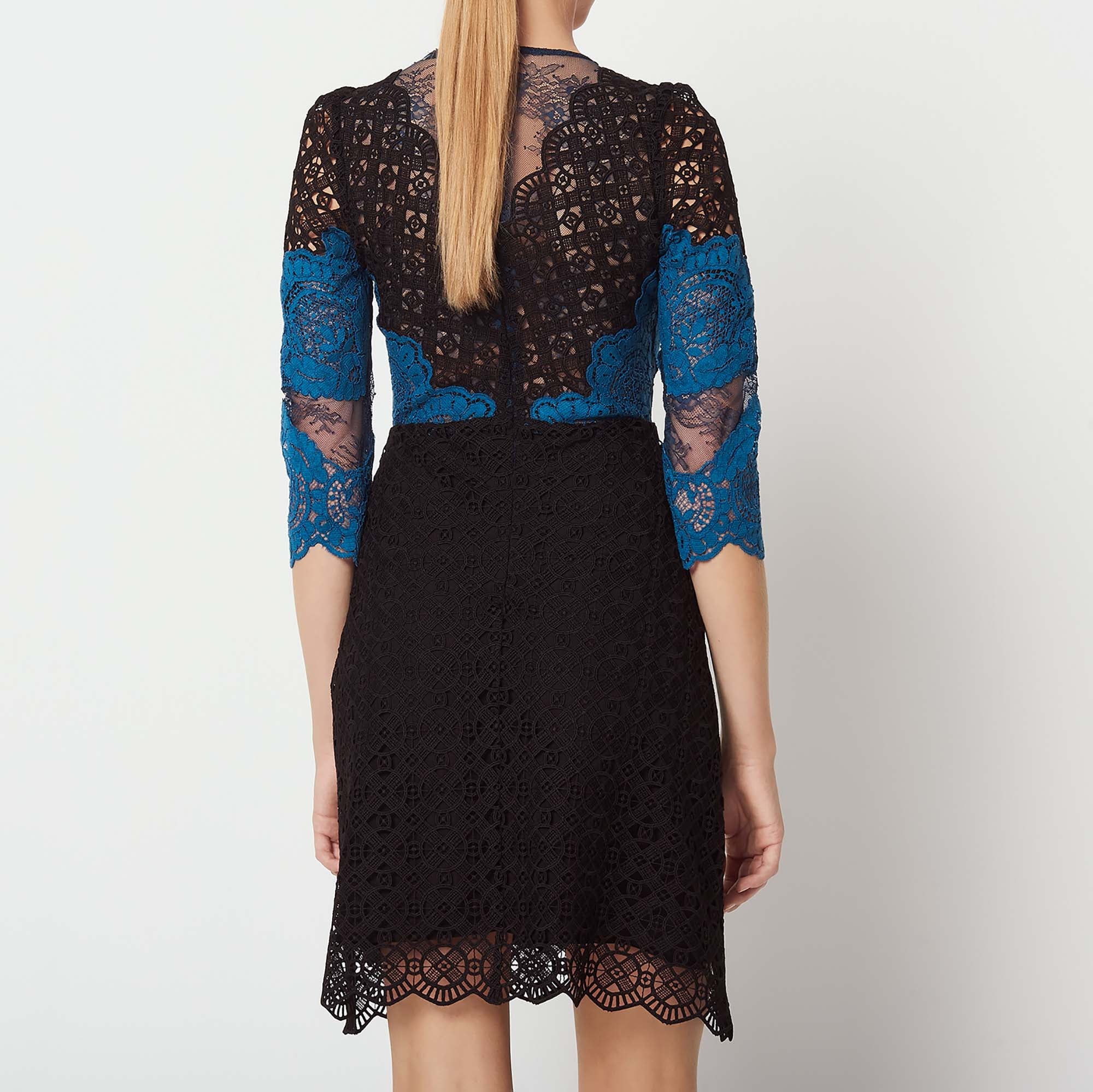 Robe courte en dentelle contrastée Sandro seconde main