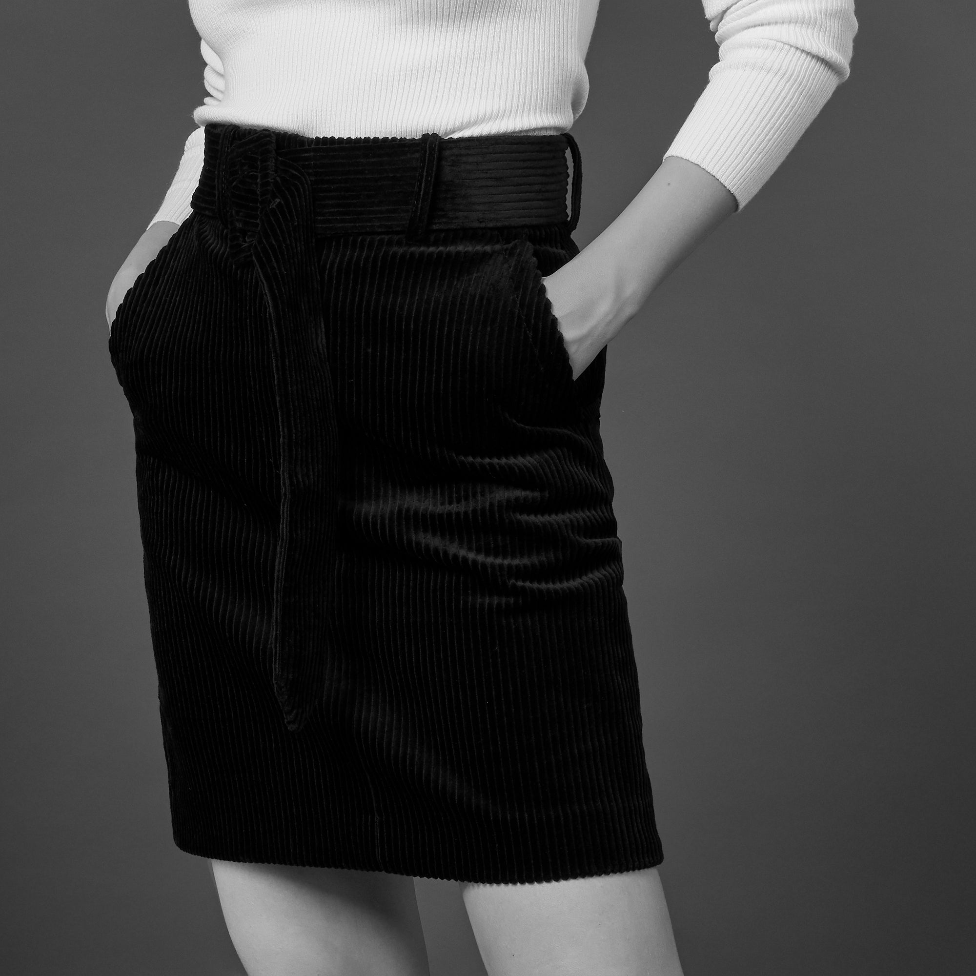 Jupe courte en velours côtelé ceinturée Sandro seconde main