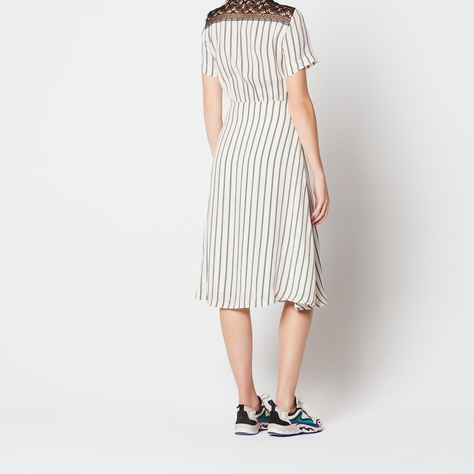 Robe rayée avec encolure en dentelle Sandro seconde main