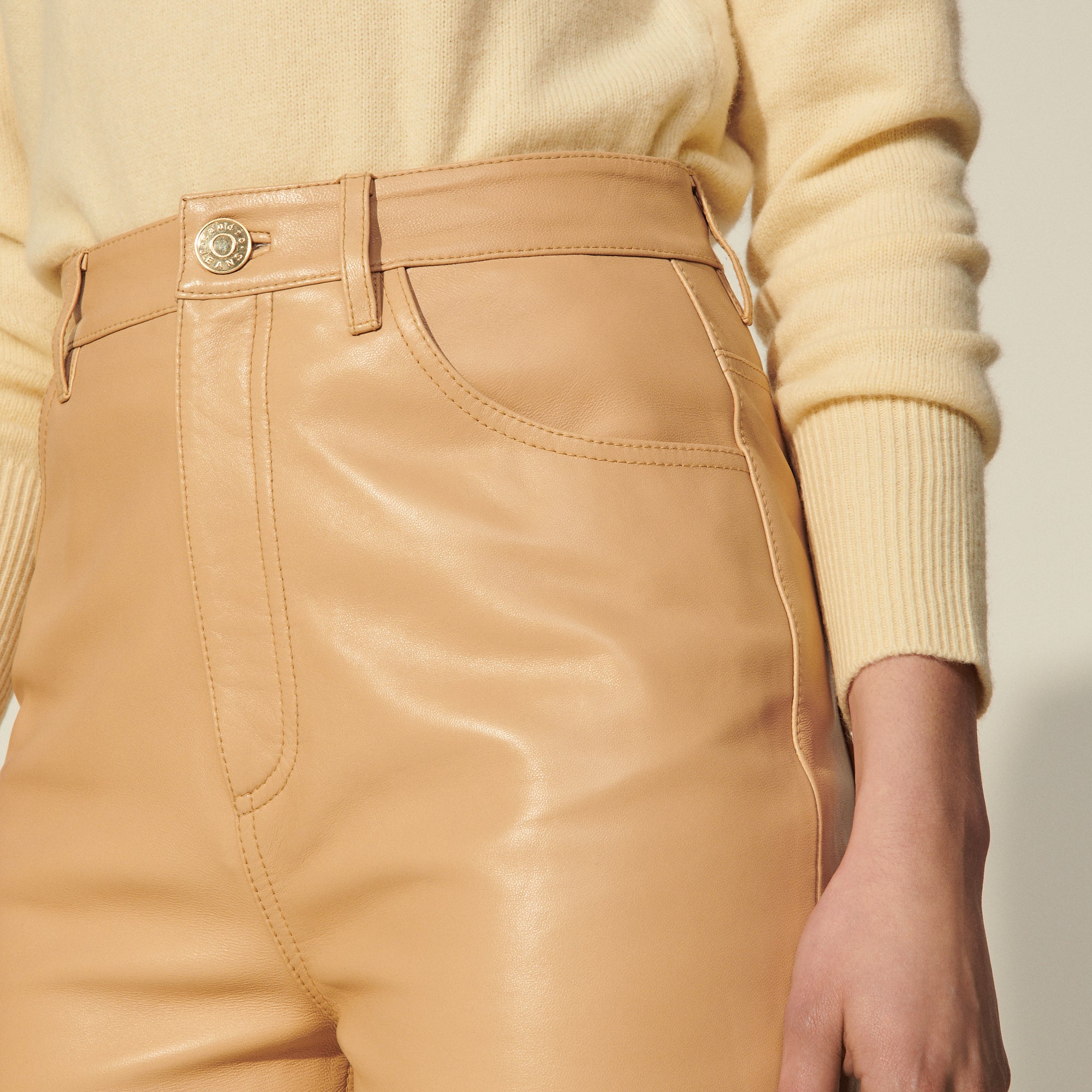 Pantalon en cuir coupe mom Sandro seconde main