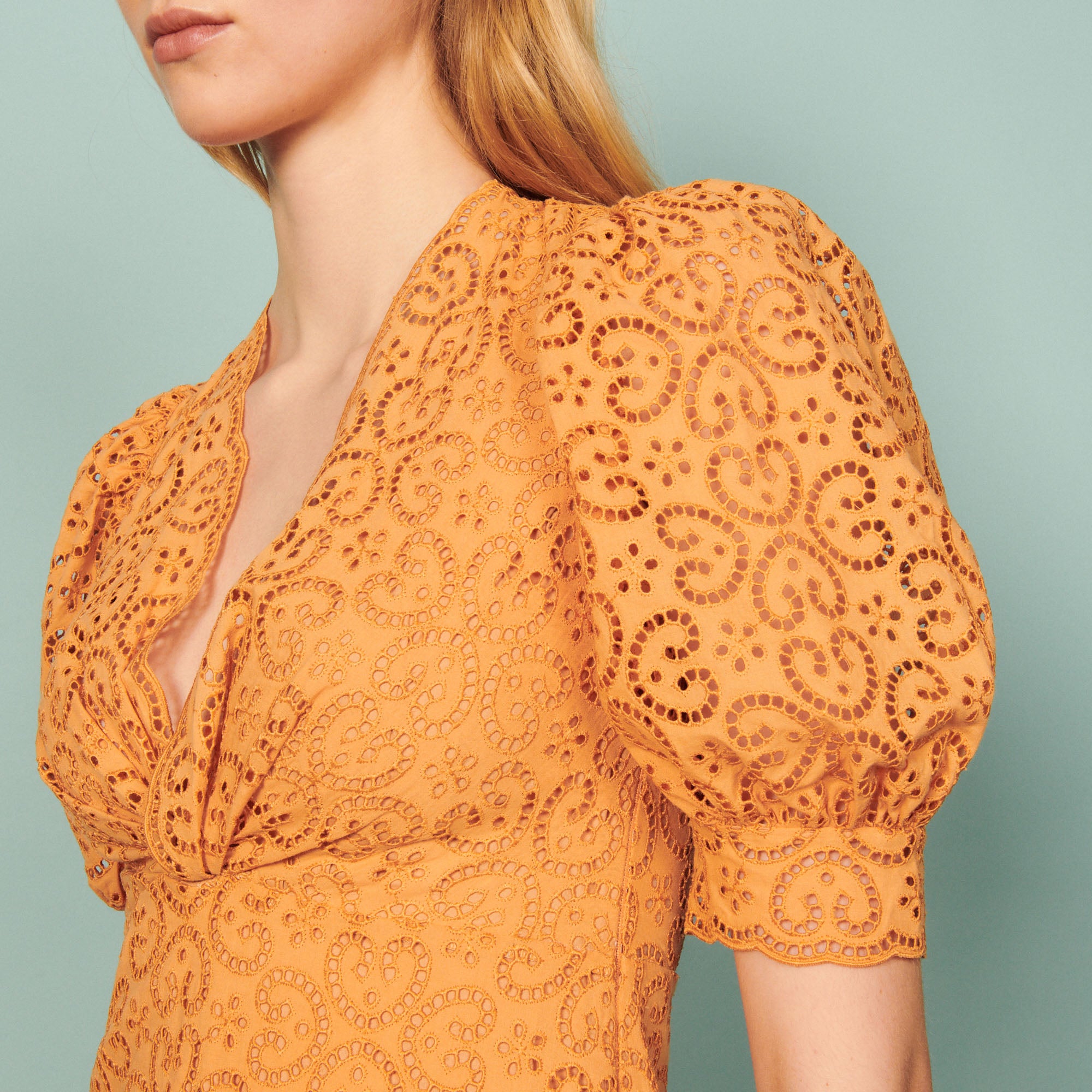 Robe courte en broderie anglaise Sandro seconde main