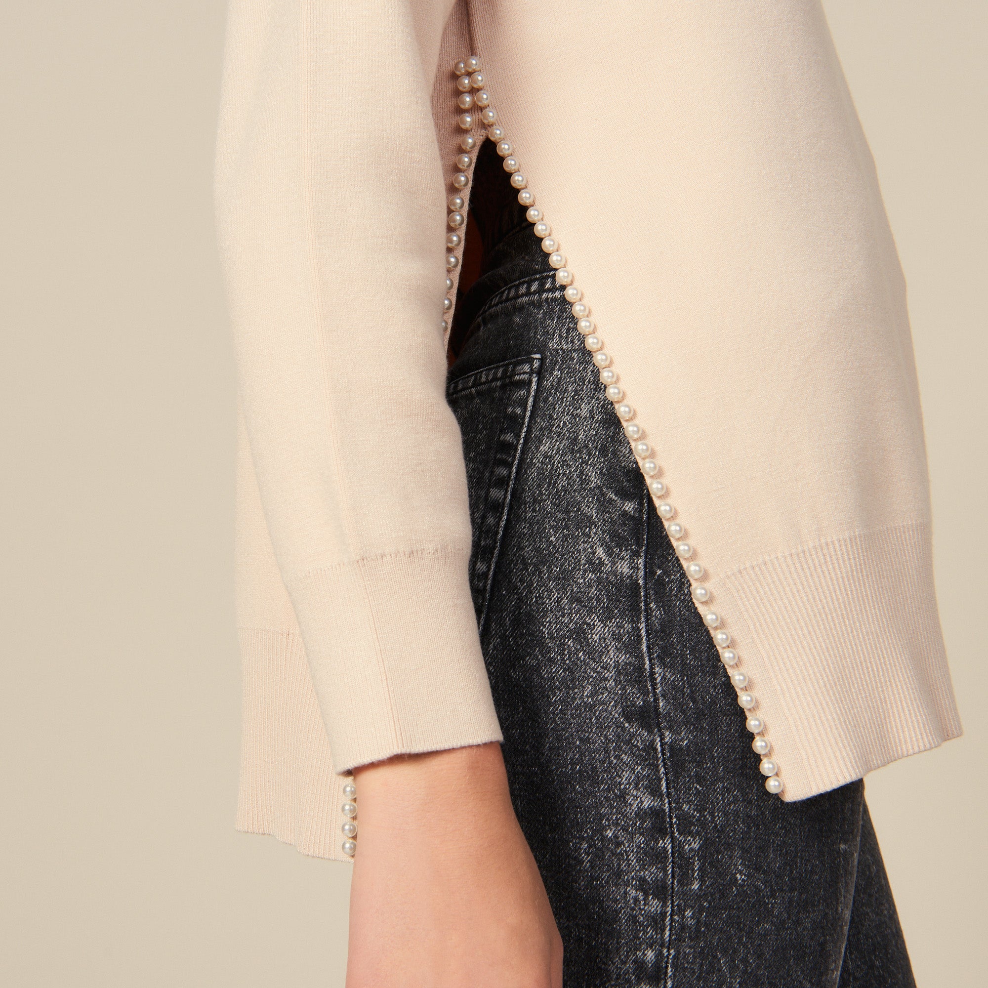 Pull avec une fente brodée de perles Sandro seconde main