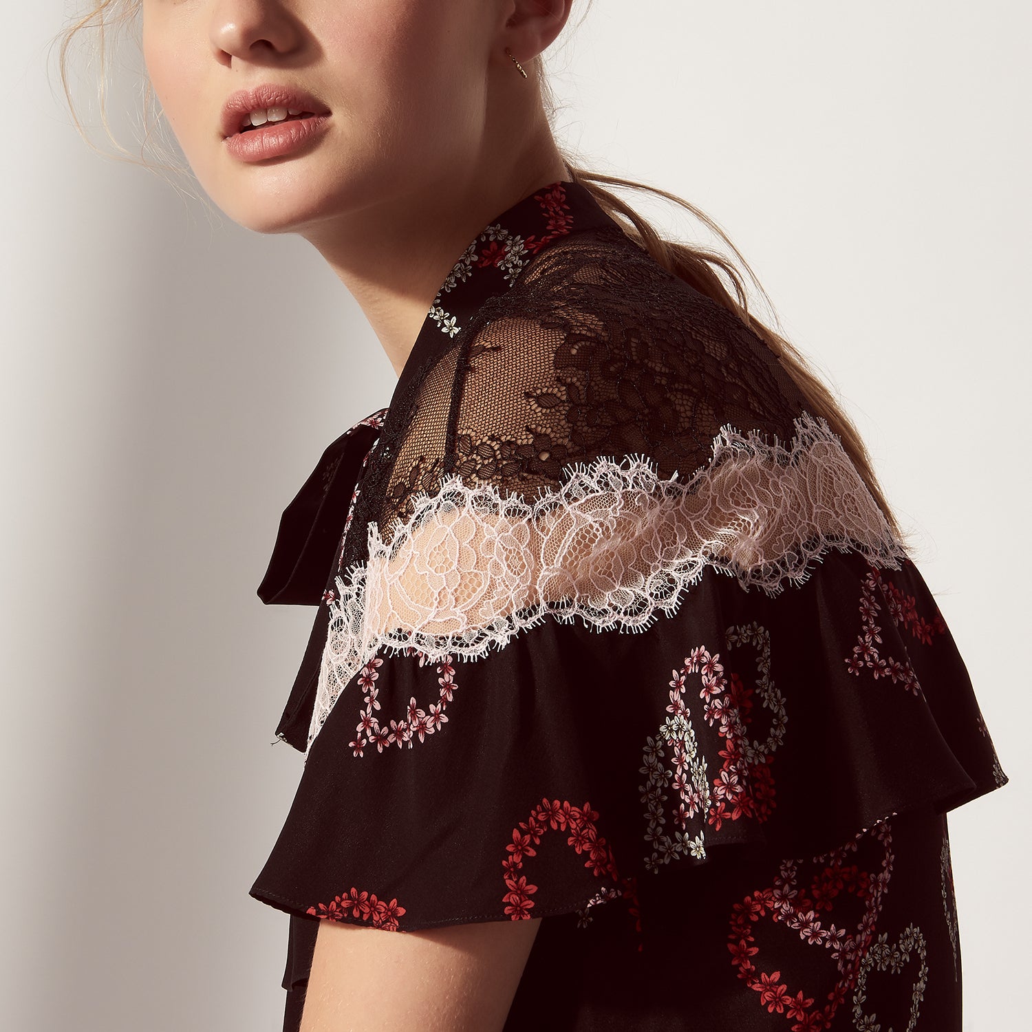 Chemise en soie motifs cœurs et dentelle Sandro seconde main