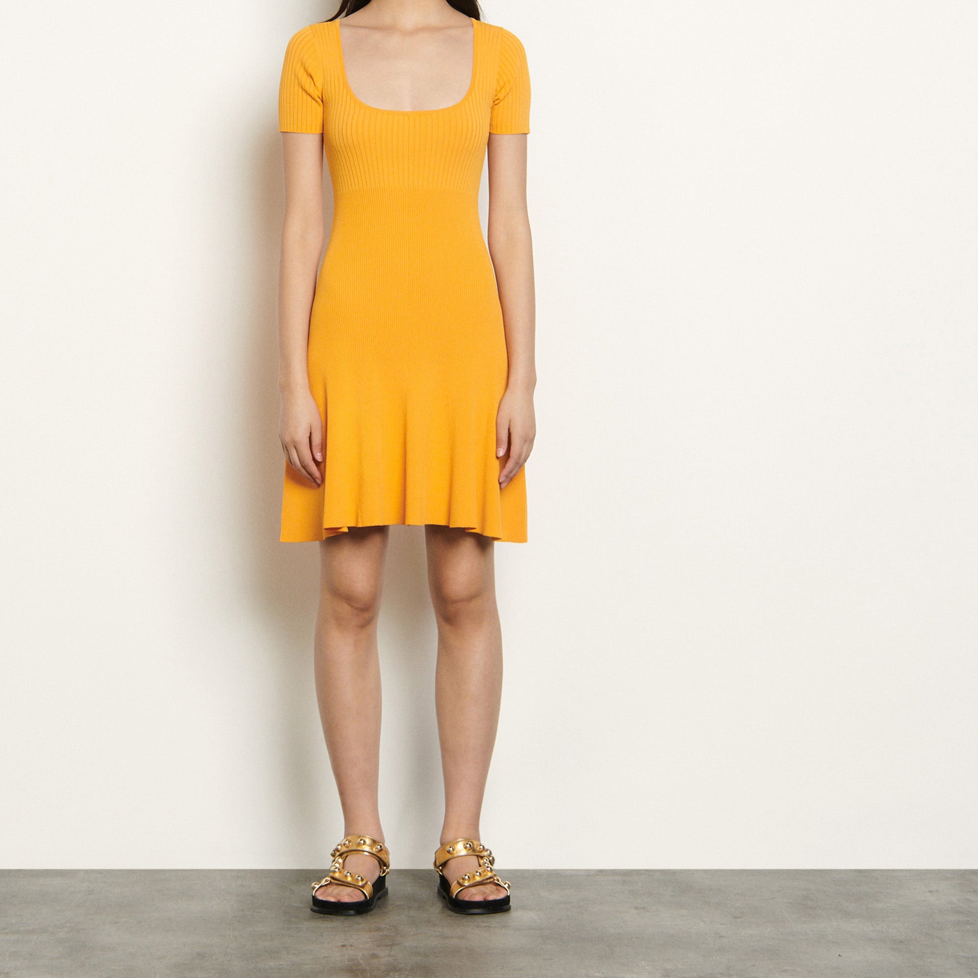 Robe courte en Maille côtelée Sandro seconde main