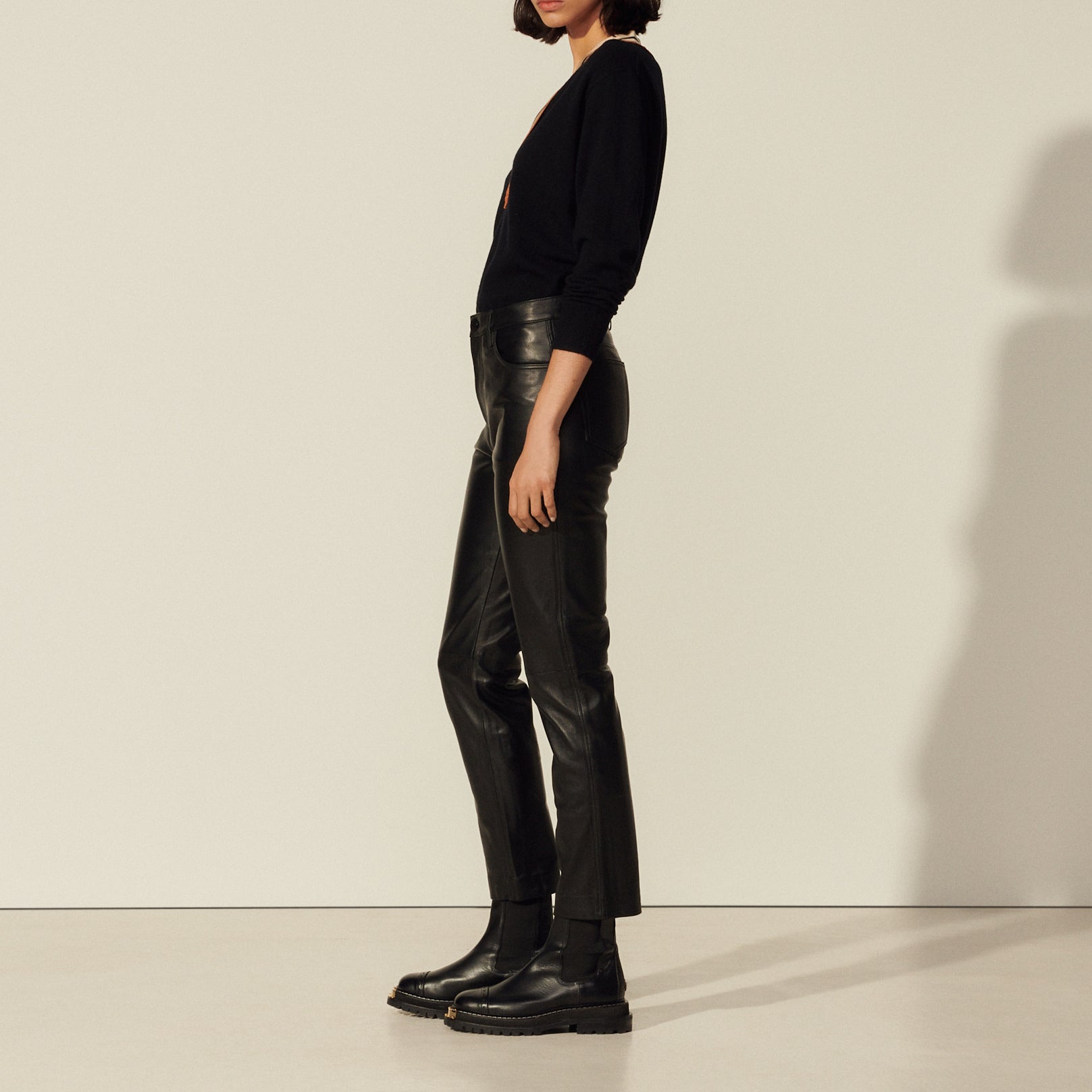 Pantalon en cuir droit à découpes Sandro seconde main