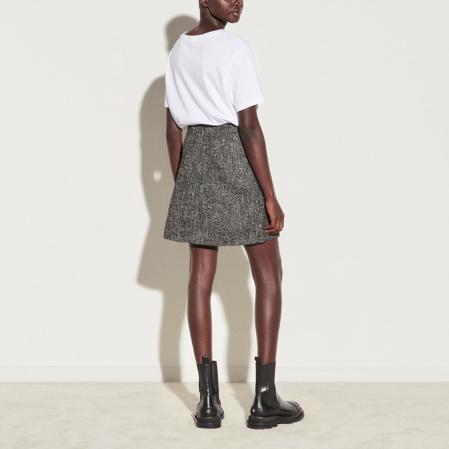 Jupe courte en tweed avec galon chaîne Sandro seconde main