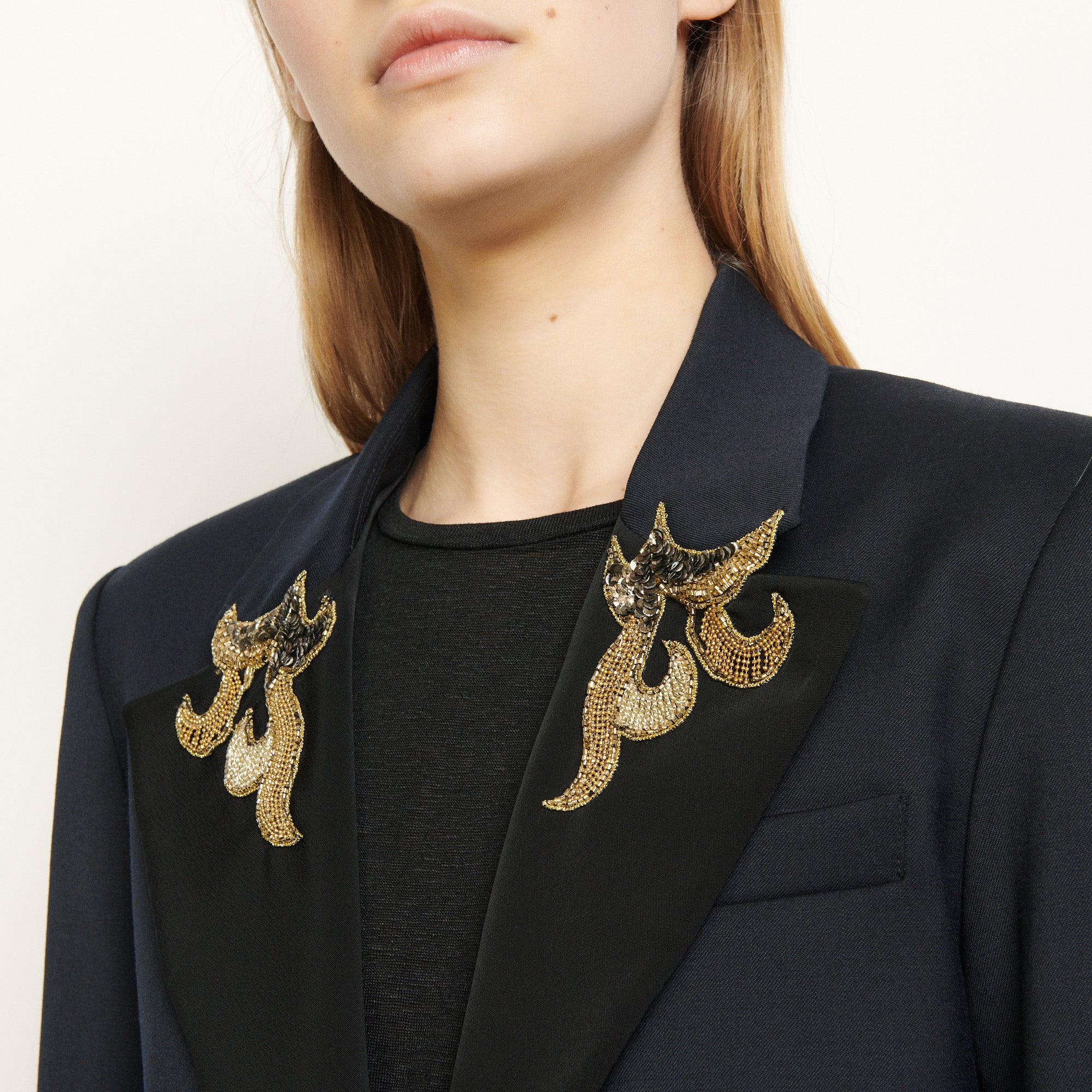 Veste tailleur ornée de patchs bijoux Sandro seconde main