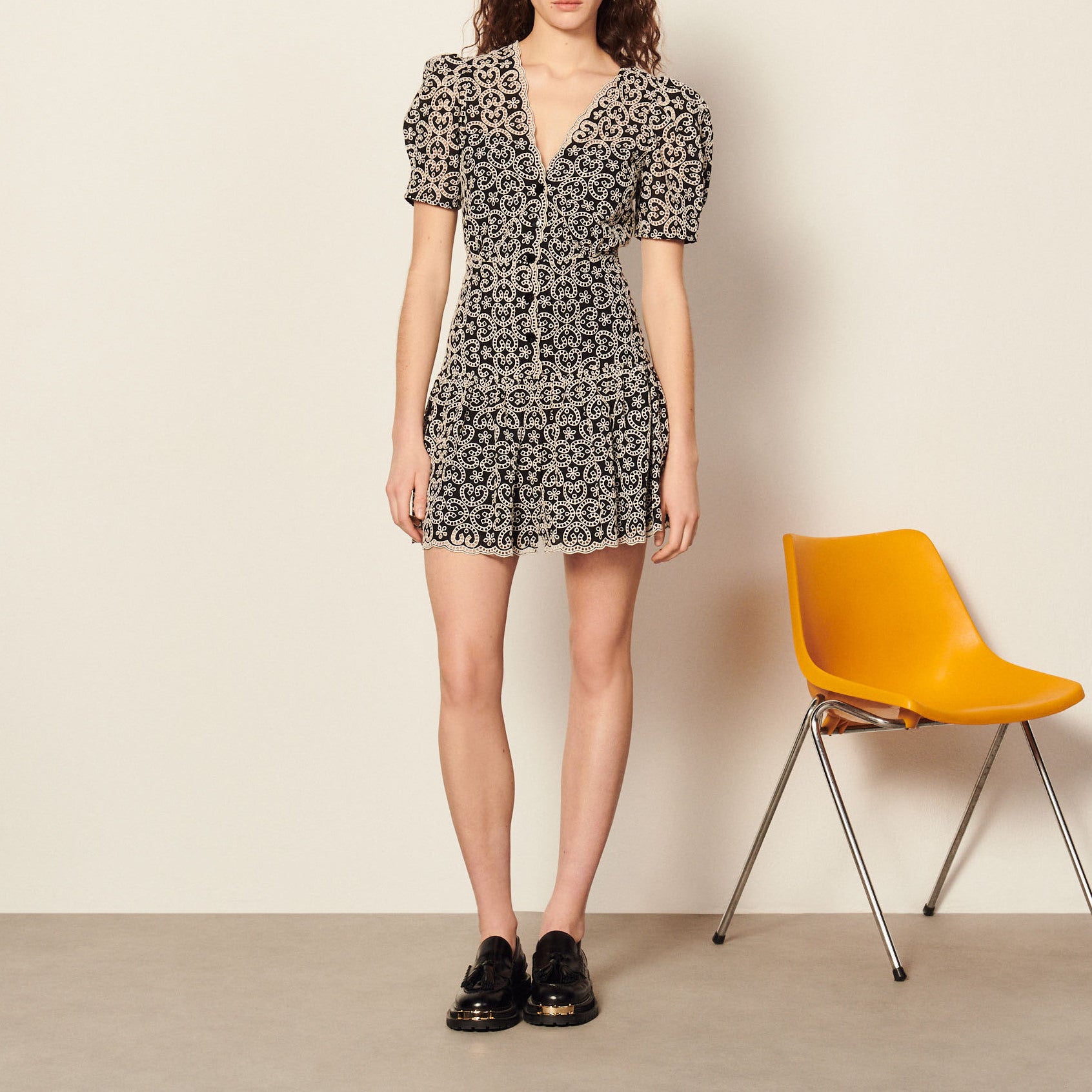 Robe courte en guipure Sandro seconde main