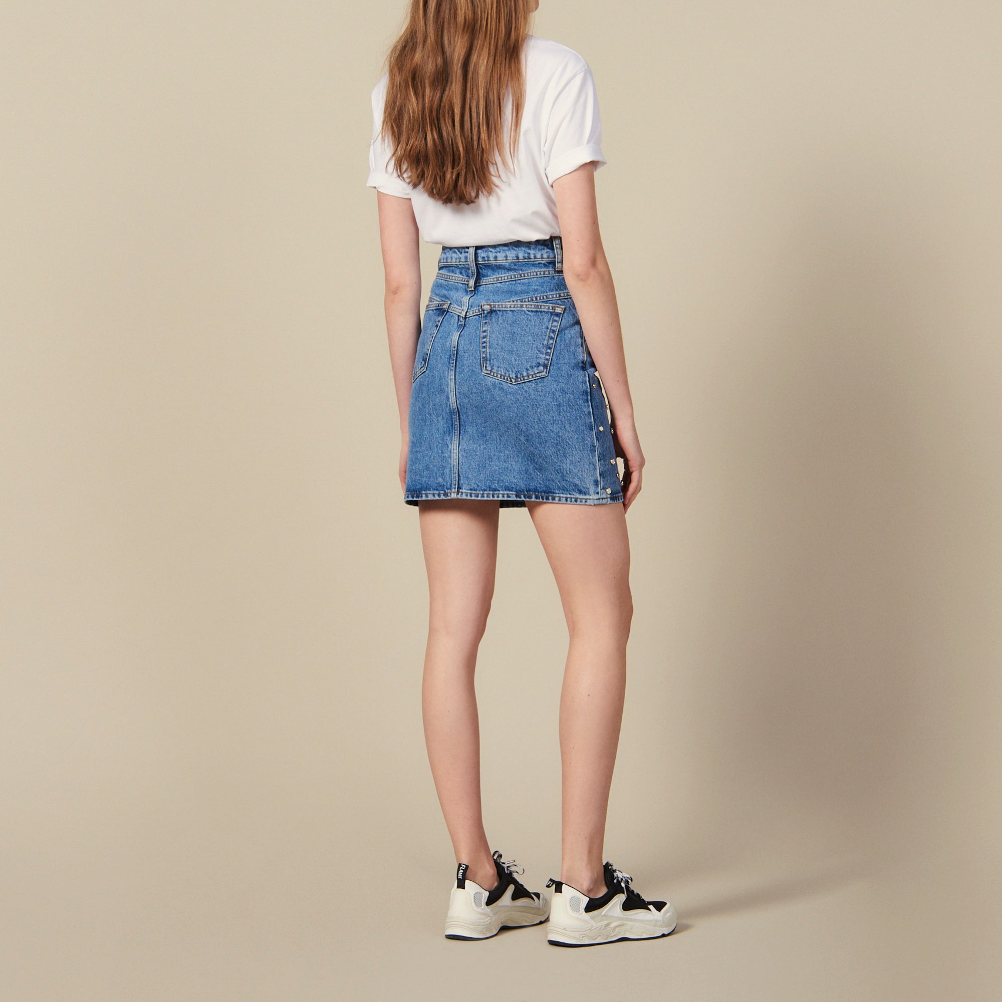 Jupe courte en Jean ornée de studs Sandro seconde main