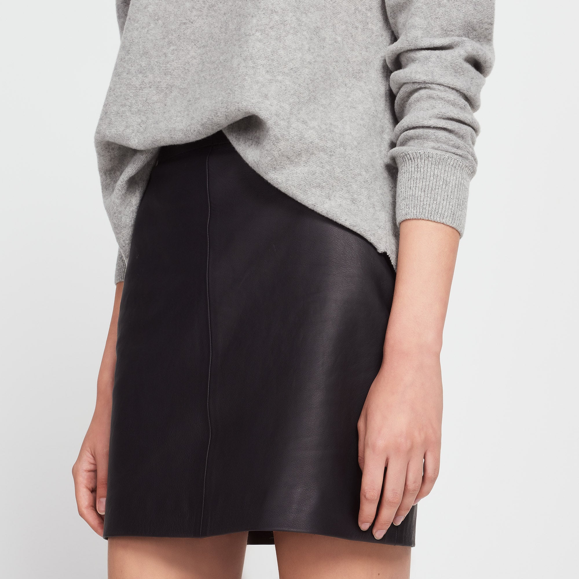 Jupe en cuir avec coutures apparentes Sandro seconde main