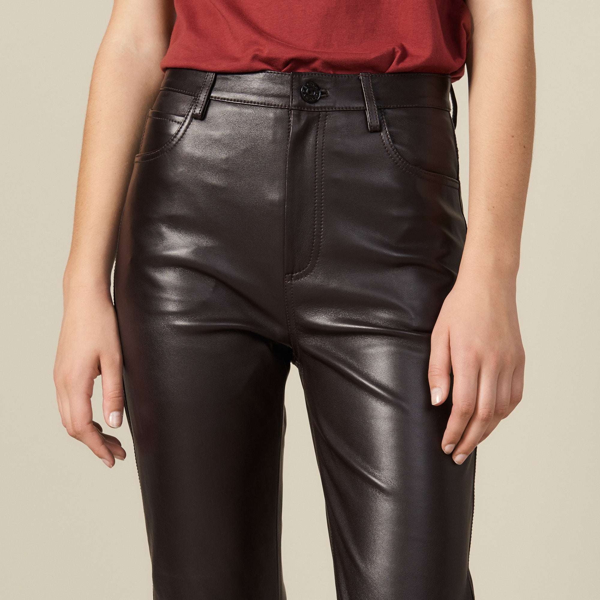 Pantalon en cuir droit à découpes Sandro seconde main