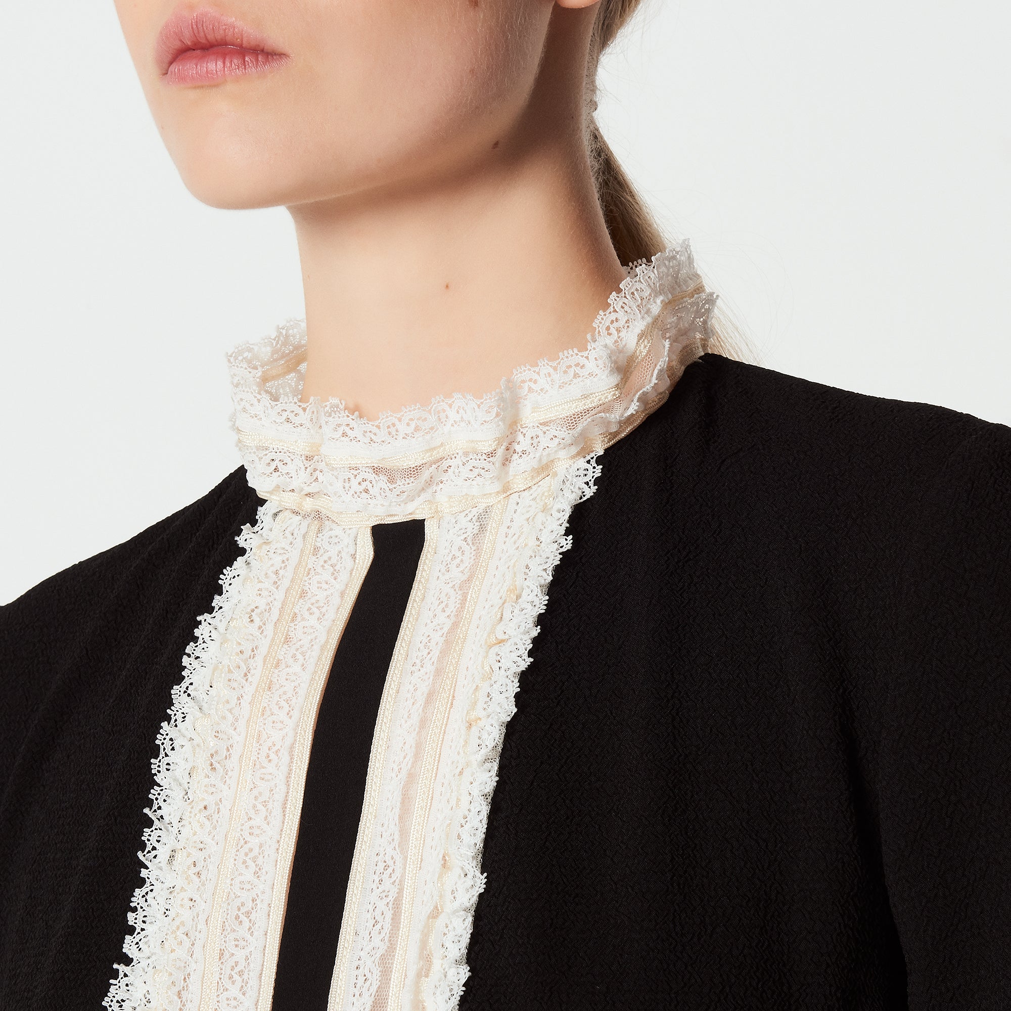 Robe courte avec galons de dentelle Sandro seconde main