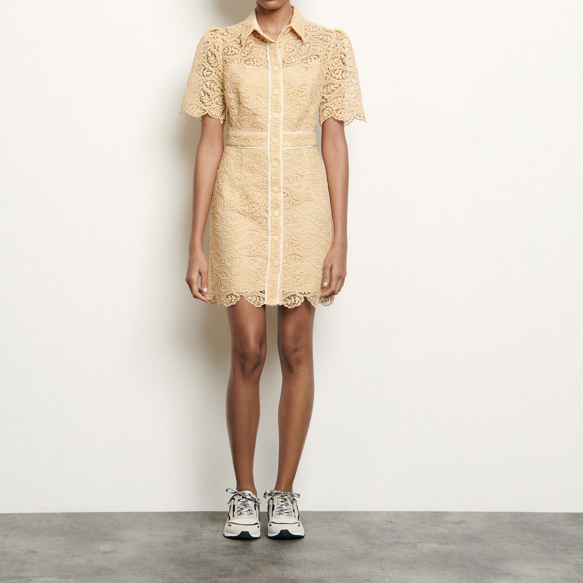 Robe courte en dentelle Sandro seconde main