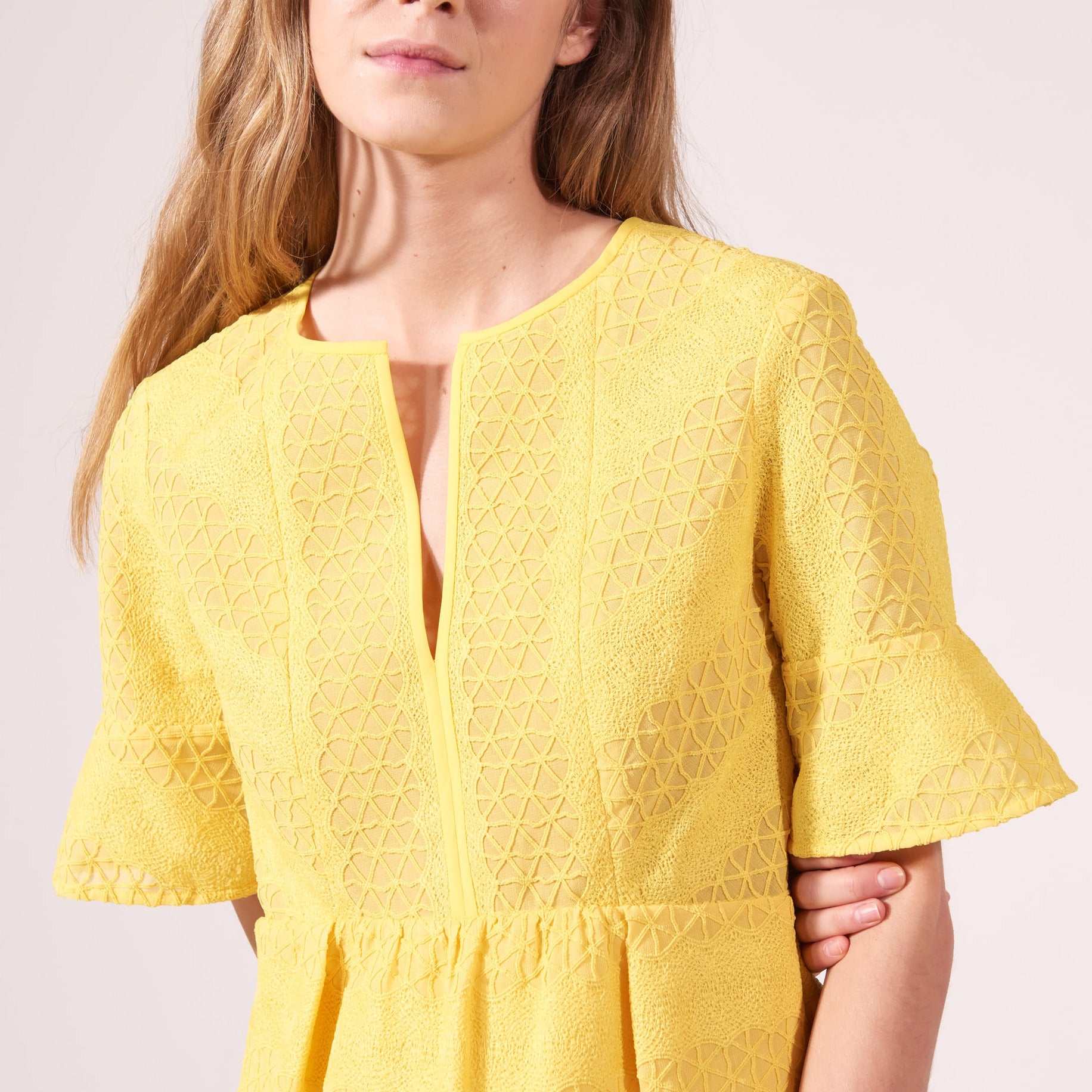 Robe en dentelle décolleté V Sandro seconde main