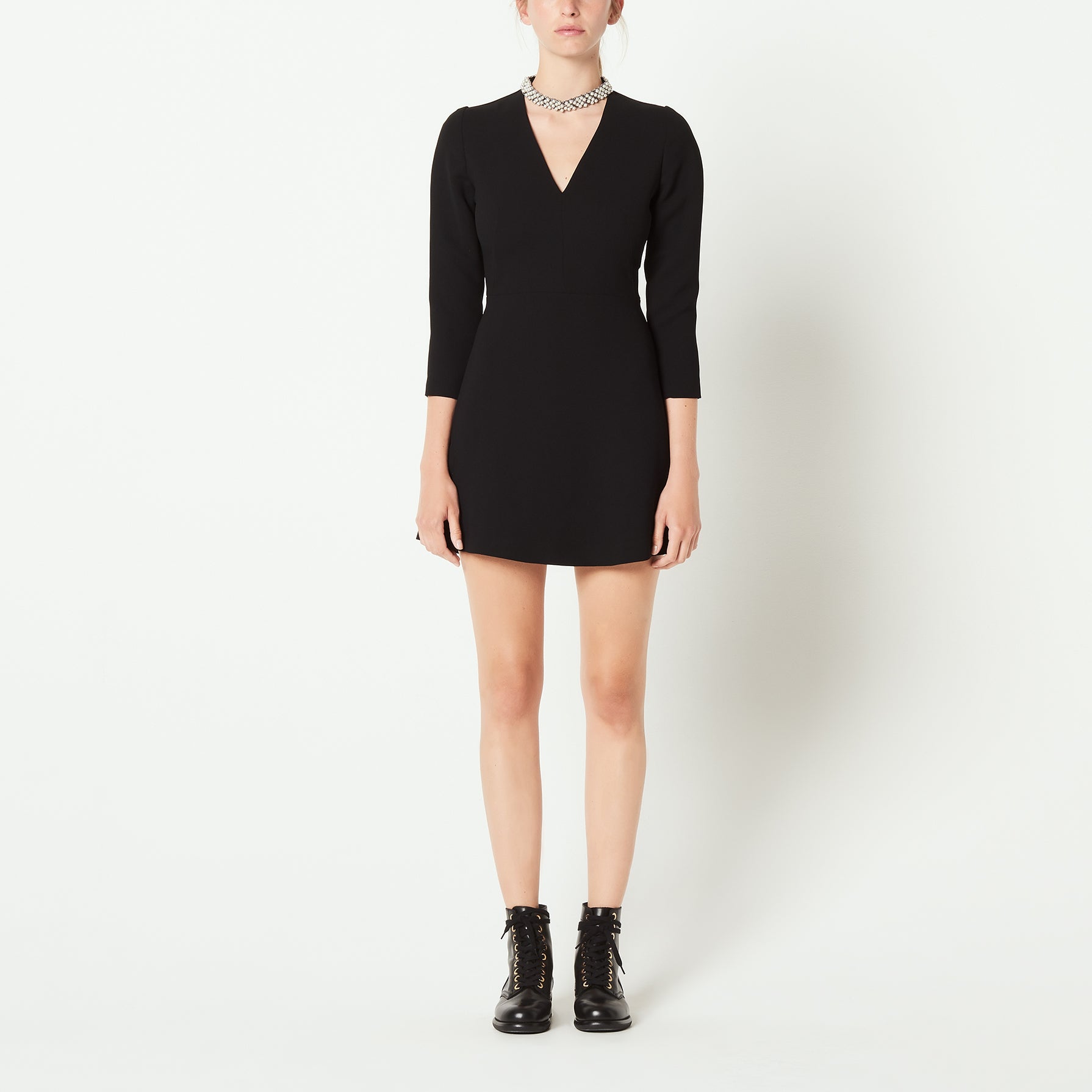 Robe courte ornée d un collier en perle Sandro seconde main