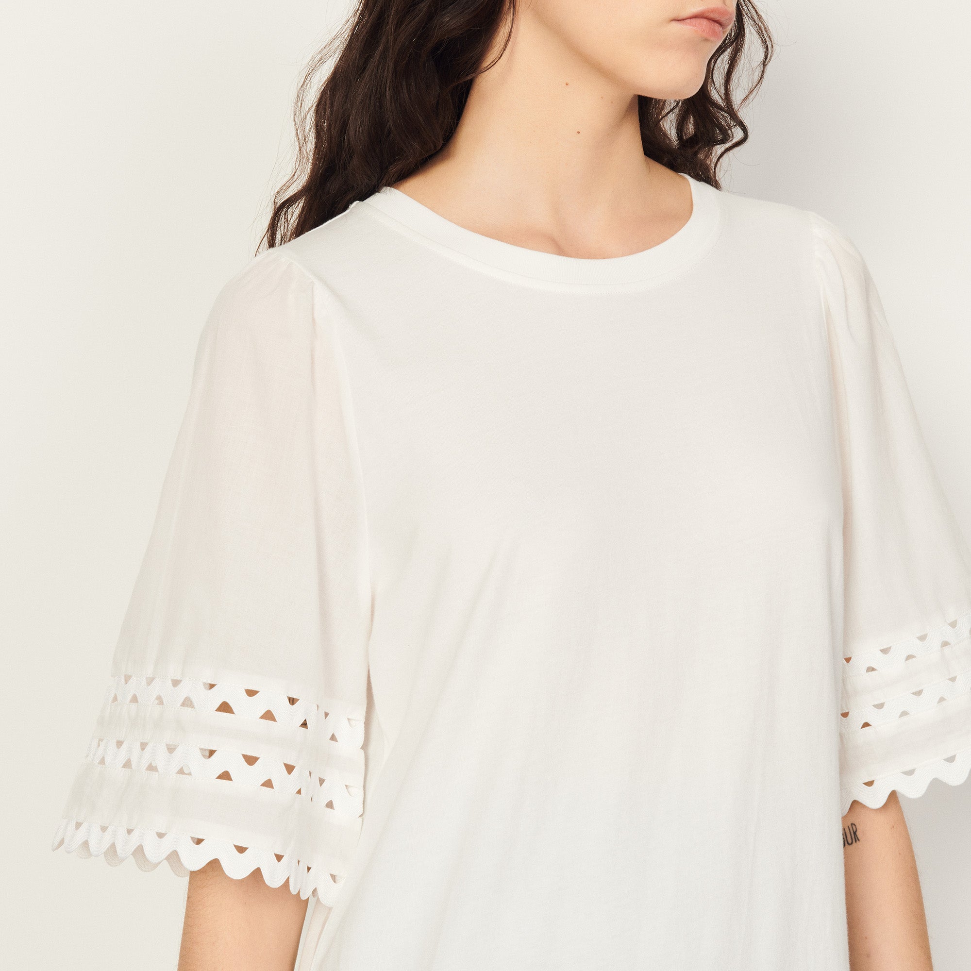 T-shirt avec galon en dentelle Sandro seconde main