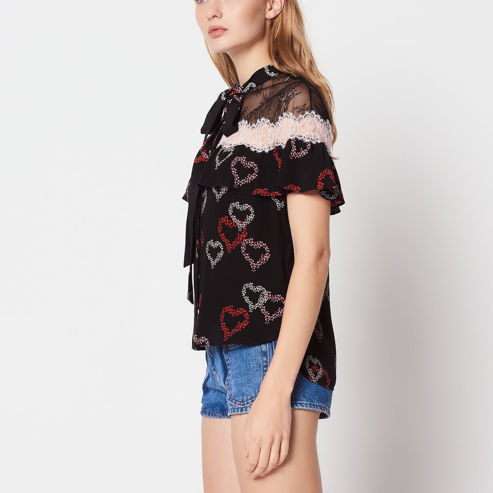 Chemise en soie motifs cœurs et dentelle Sandro seconde main