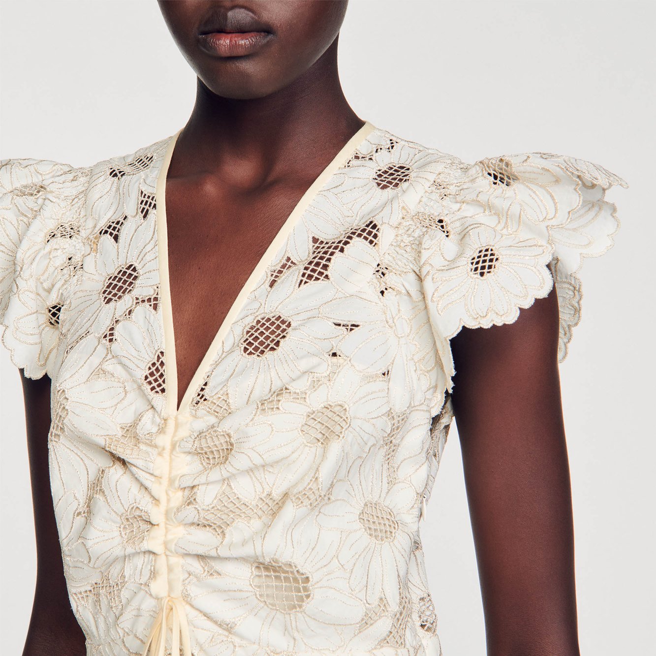 Robe courte en guipure marguerites Sandro seconde main