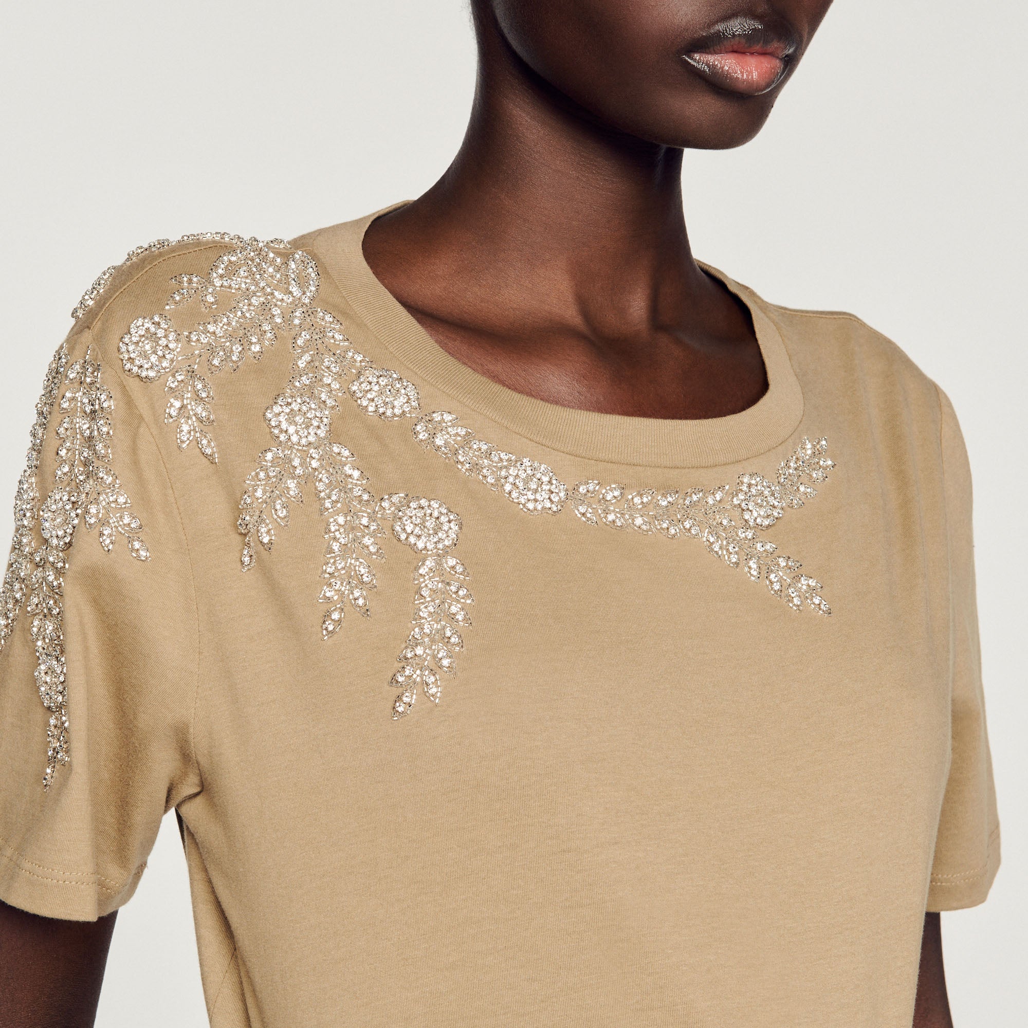 T-shirt orné de broderies et strass Sandro seconde main