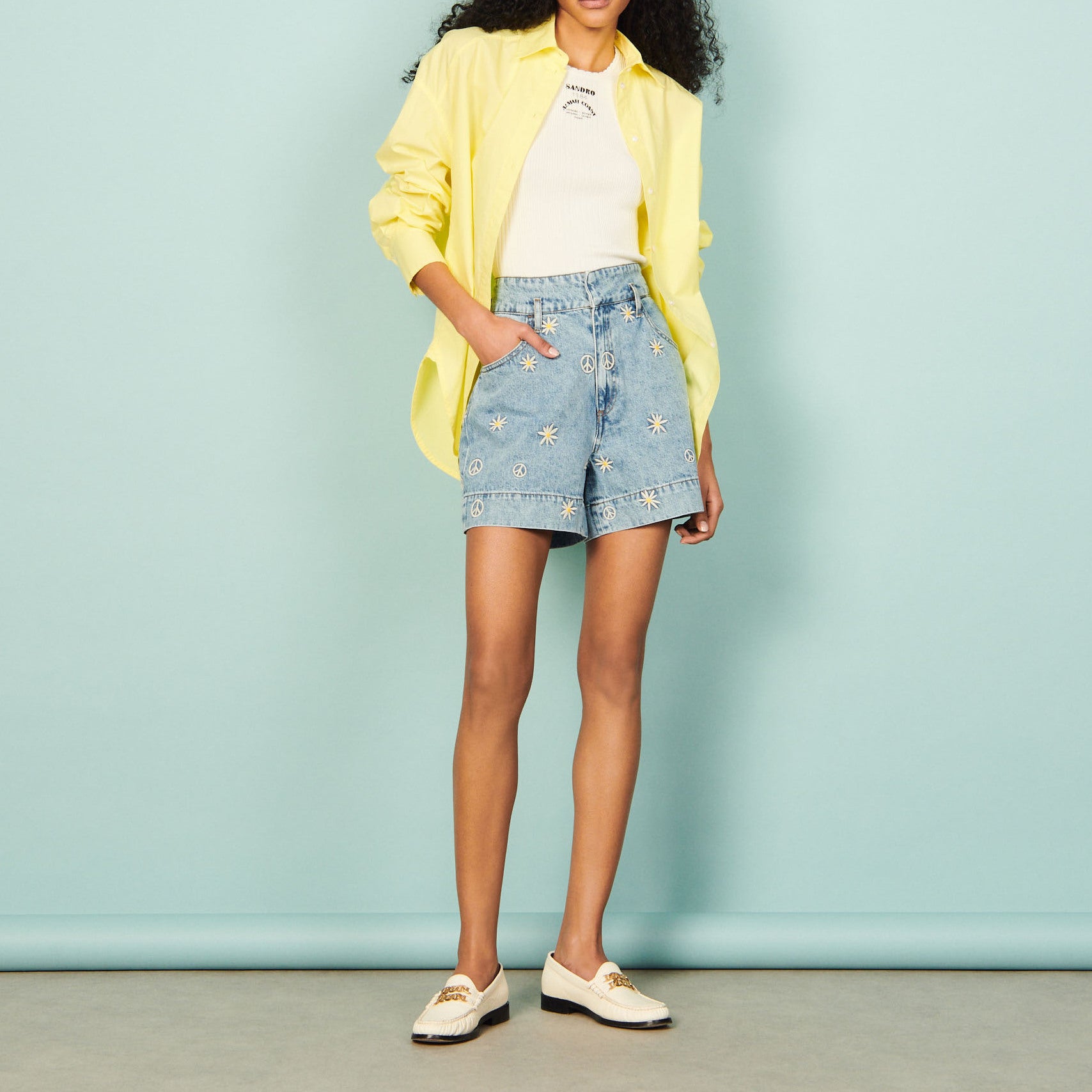 Short en Jean orné de motifs brodés Sandro seconde main