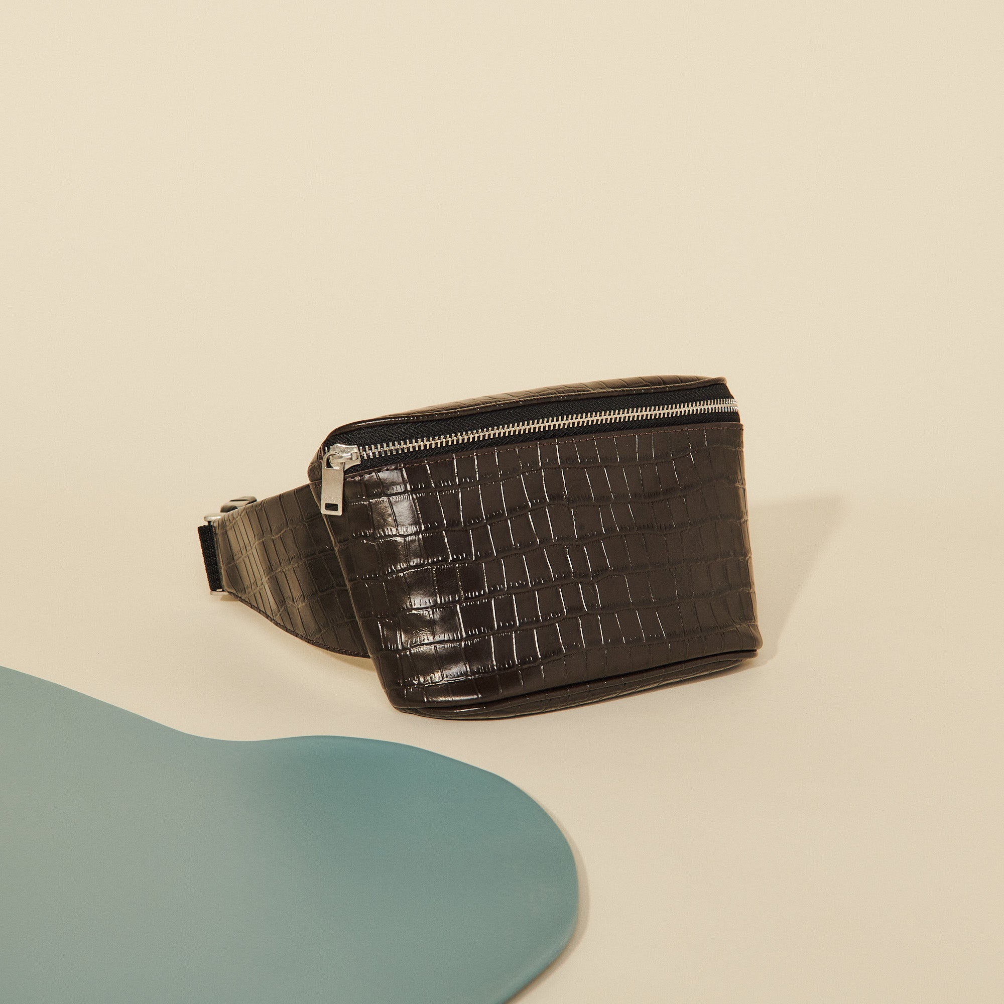 Sac banane en cuir embossé crocodile Sandro seconde main