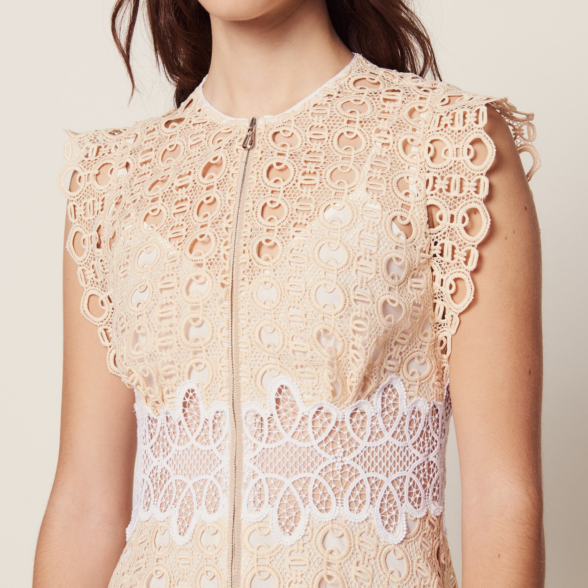 Robe courte en guipure Sandro seconde main