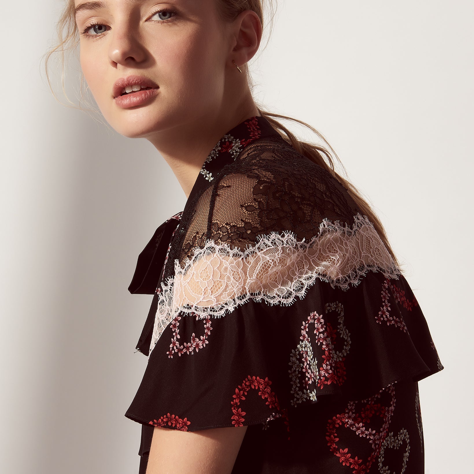 Chemise en soie motifs cœurs et dentelle Sandro seconde main