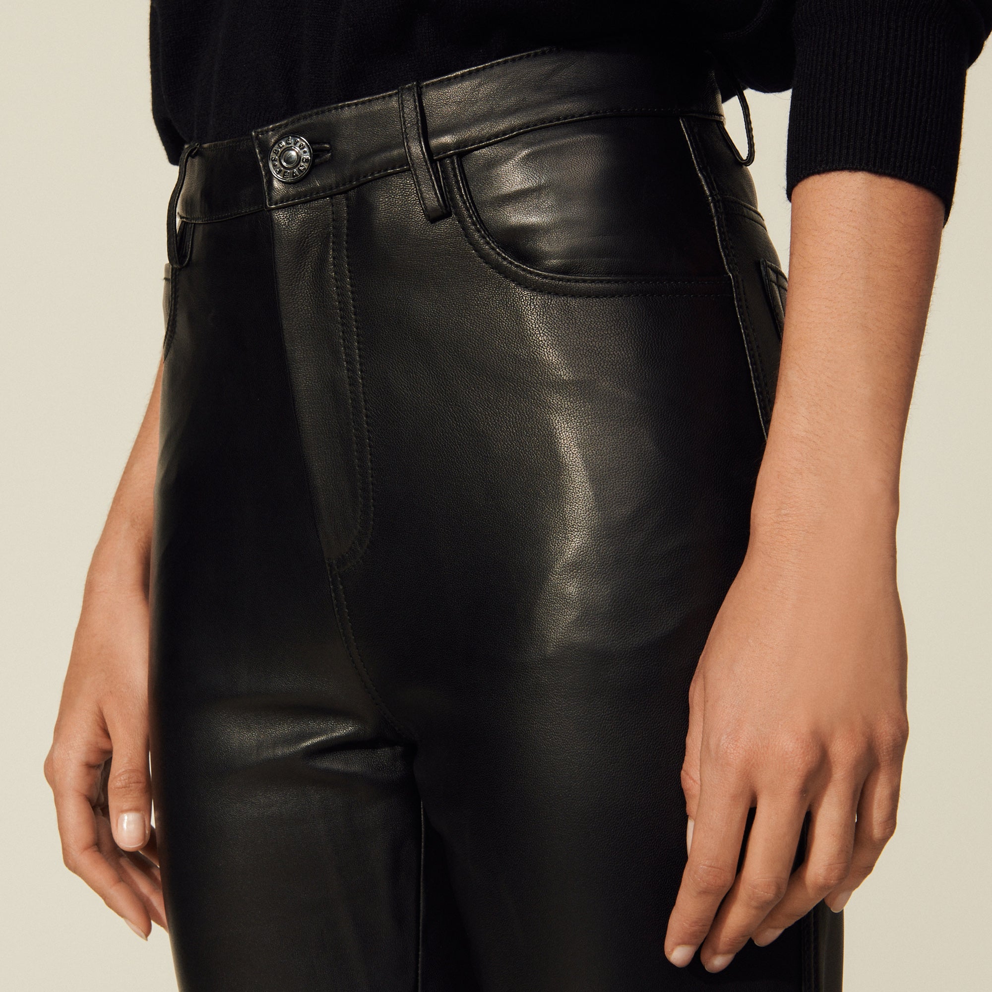 Pantalon en cuir droit à découpes Sandro seconde main