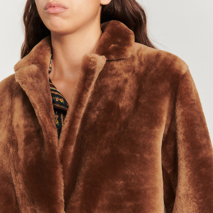 Manteau mi-long en peau lainée Sandro seconde main