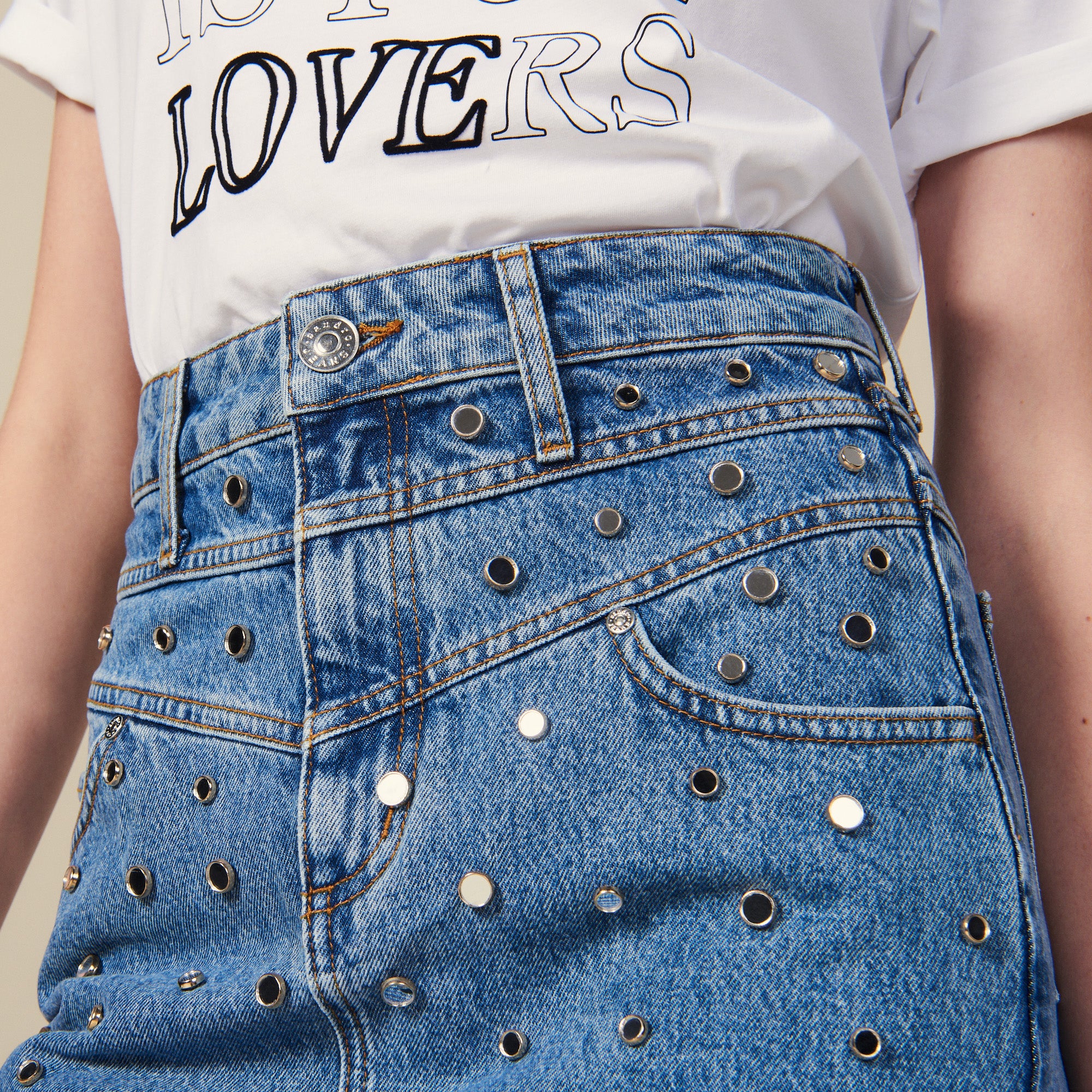 Jupe courte en Jean ornée de studs Sandro seconde main