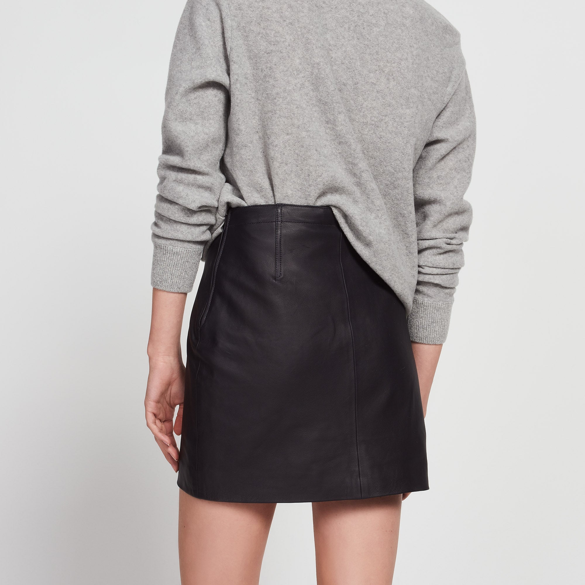 Jupe en cuir avec coutures apparentes Sandro seconde main