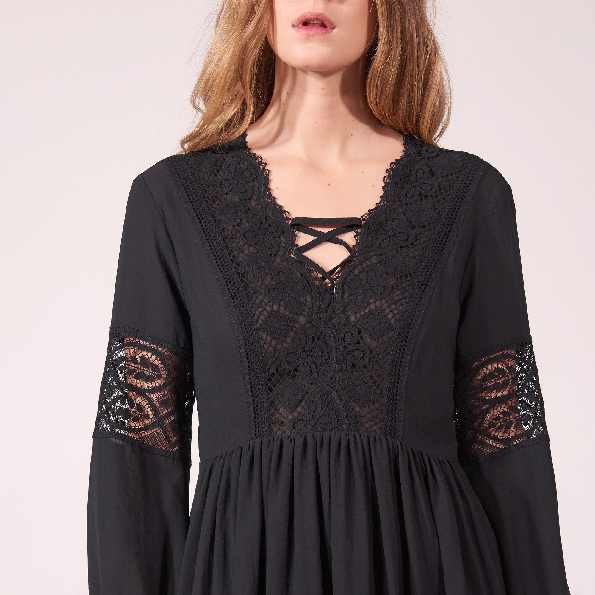 Robe lacée avec dentelle Sandro seconde main