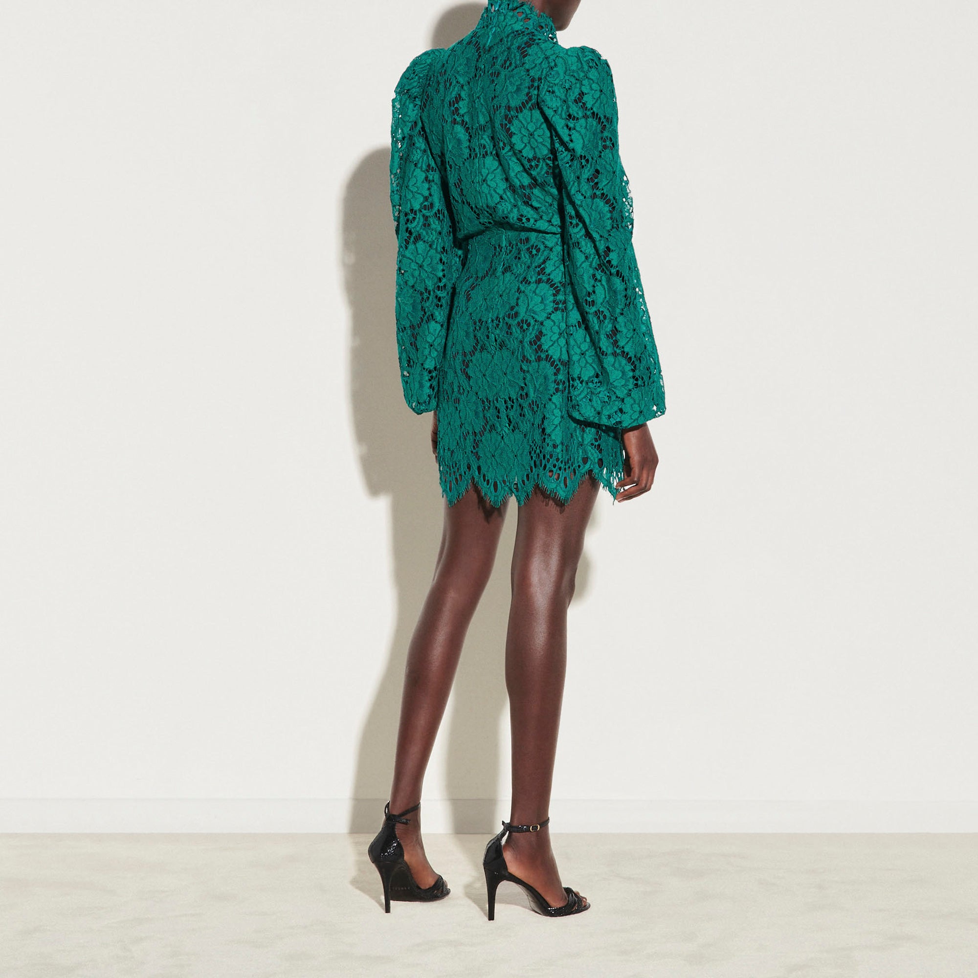 Robe courte en dentelle Sandro seconde main