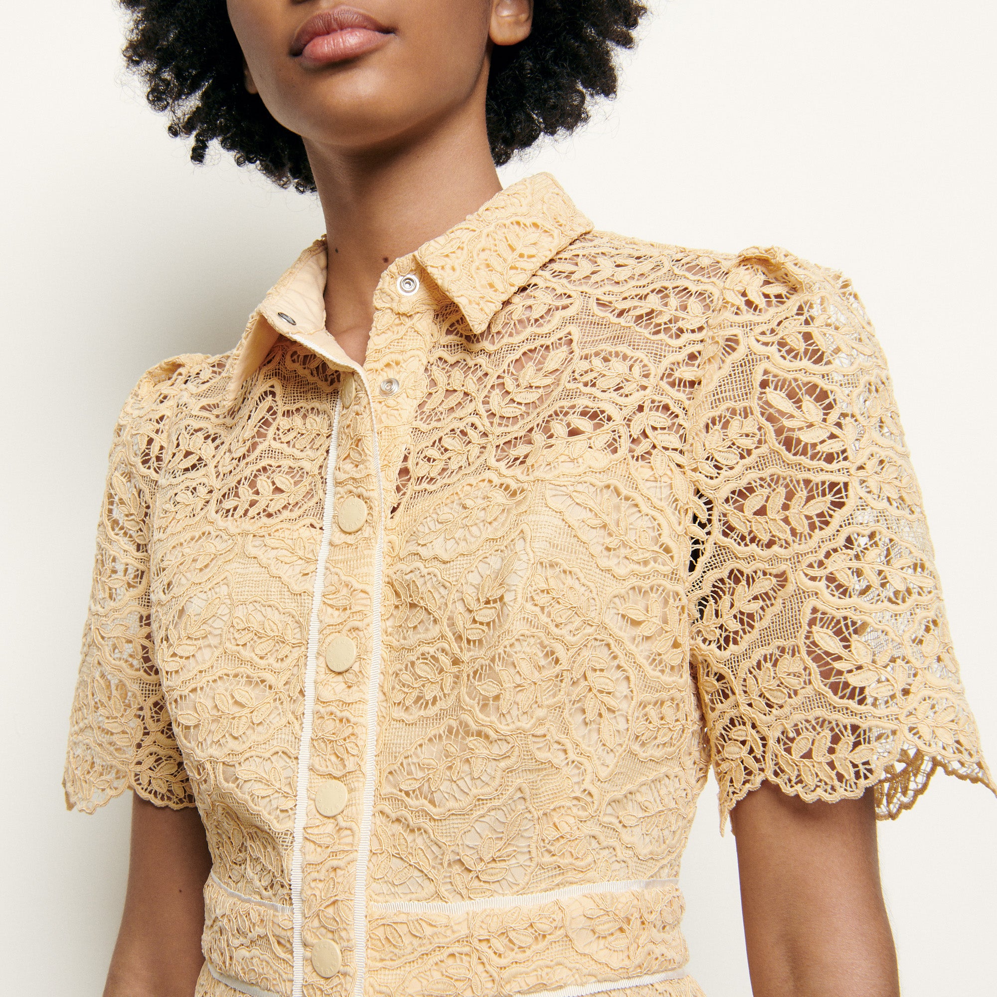 Robe courte en dentelle Sandro seconde main