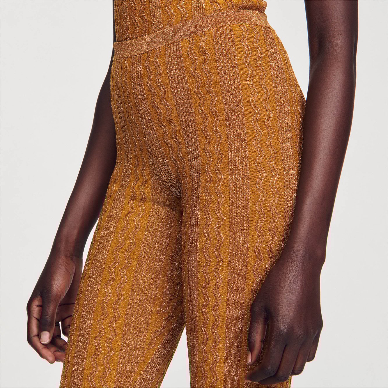 Pantalon en Maille métallisée Sandro seconde main