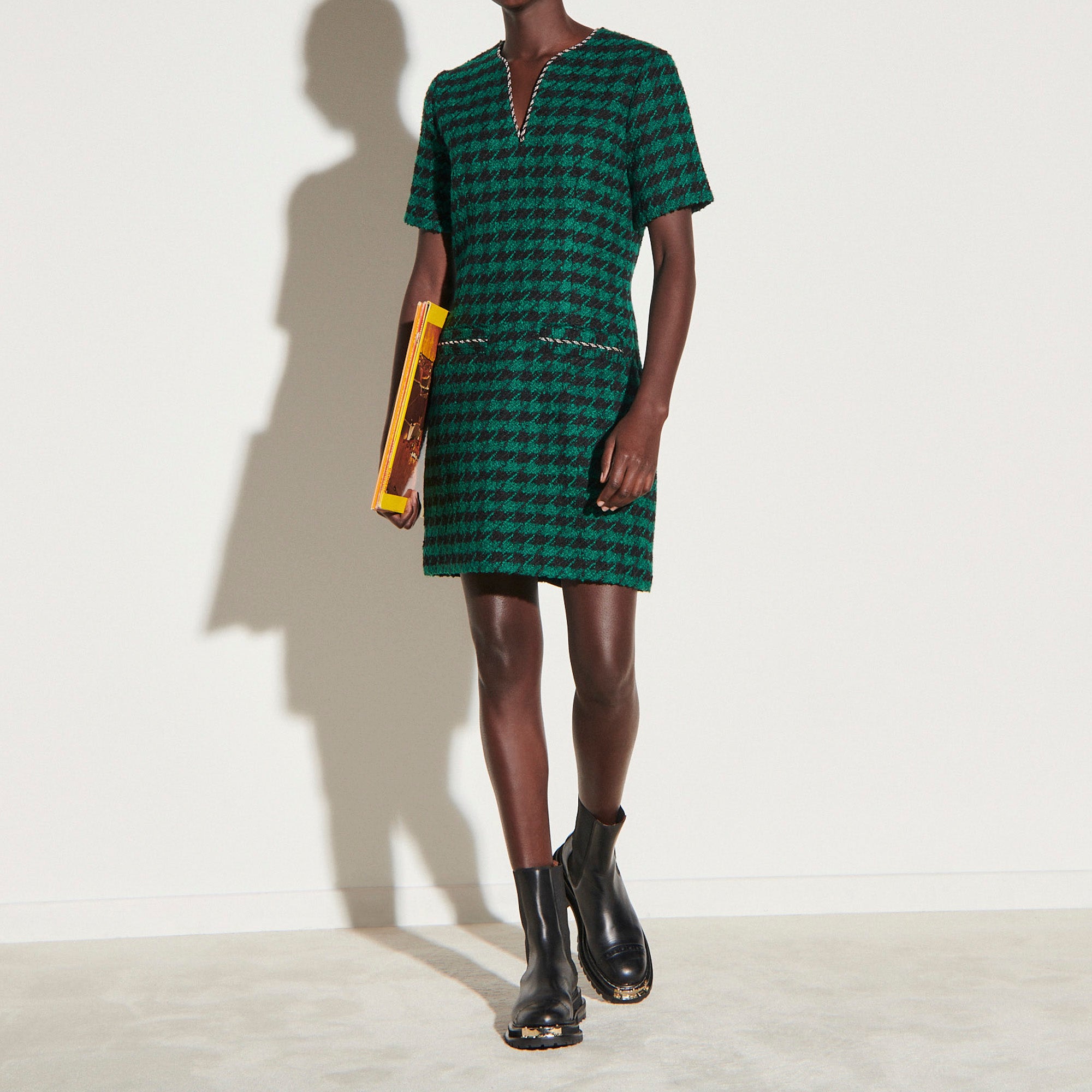 Robe courte en tweed et galon fantaisie Sandro seconde main