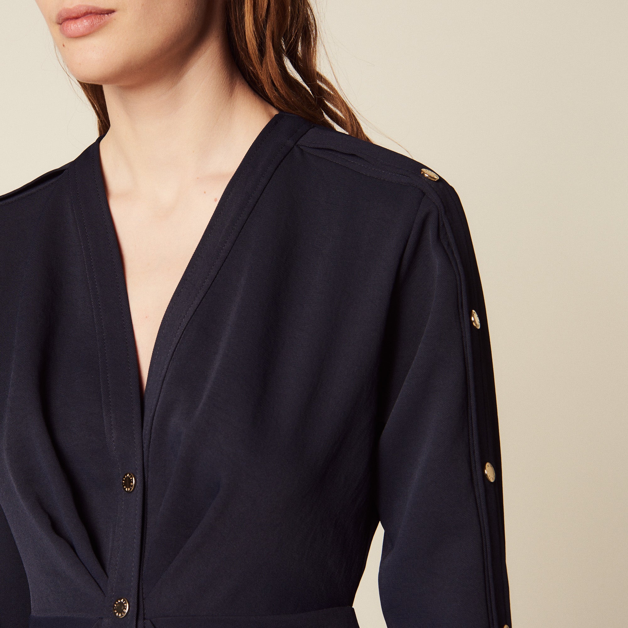 Robe courte ornée de pressions dorées Sandro seconde main