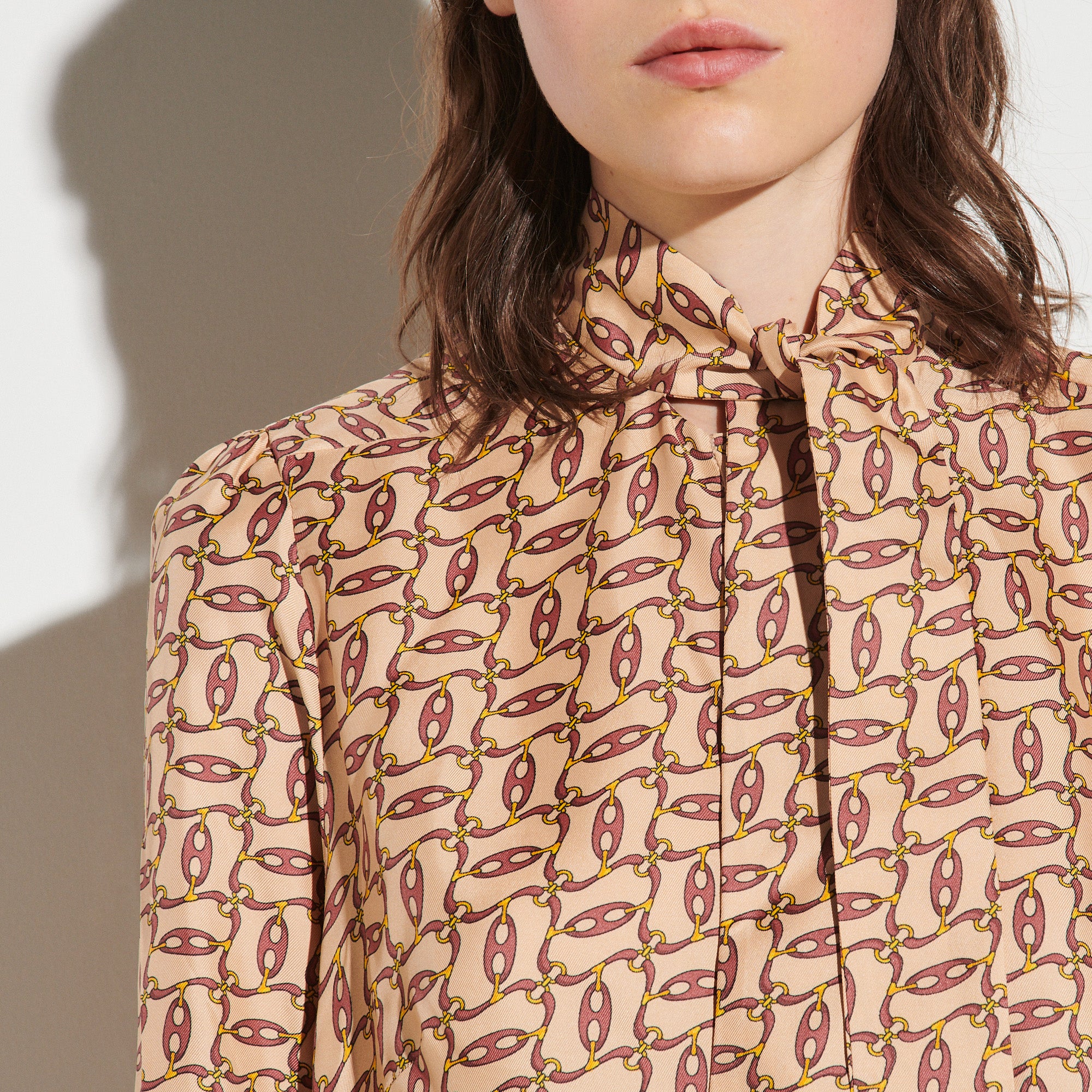 Chemise imprimée avec col cravate Sandro seconde main