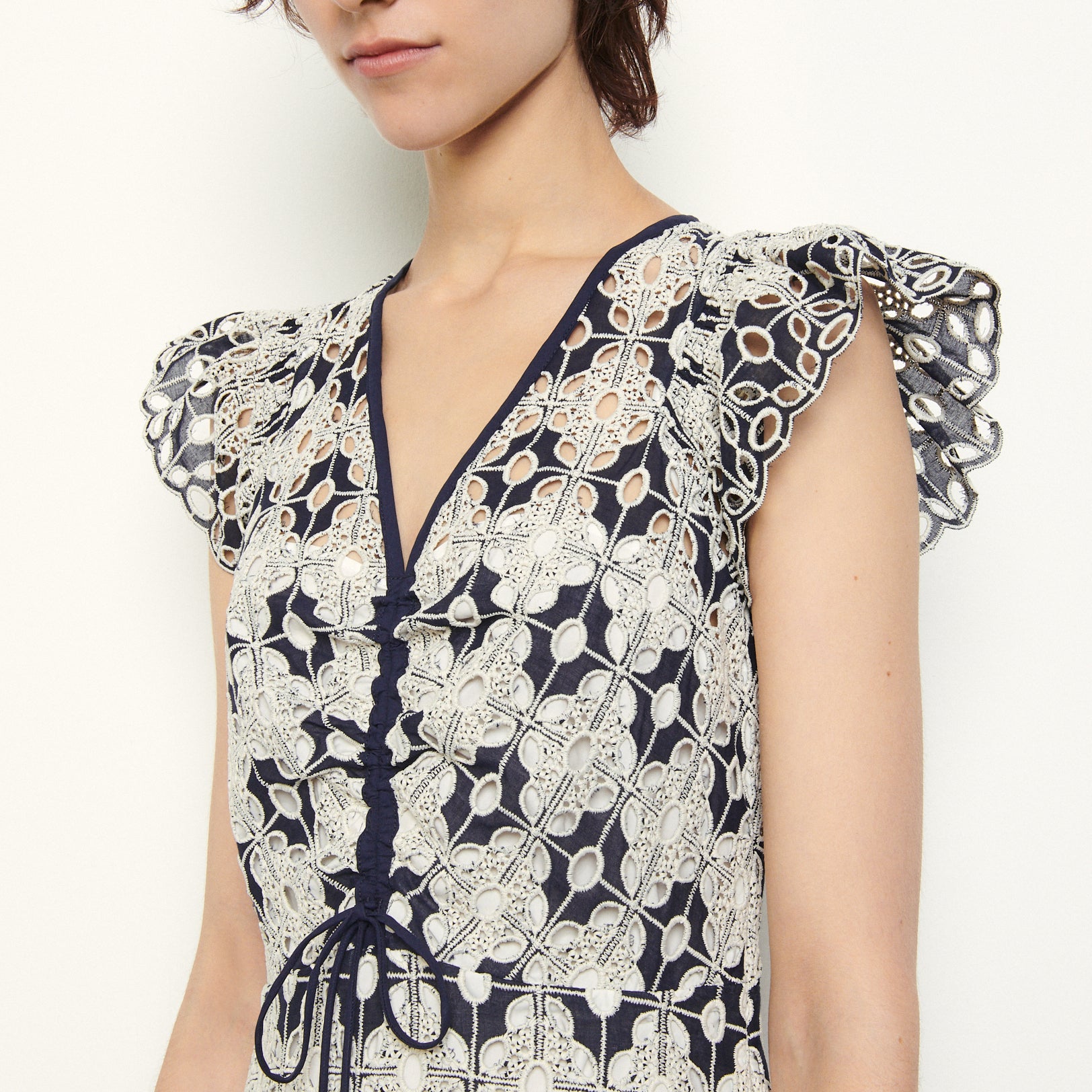 Robe courte en broderie anglaise Sandro seconde main