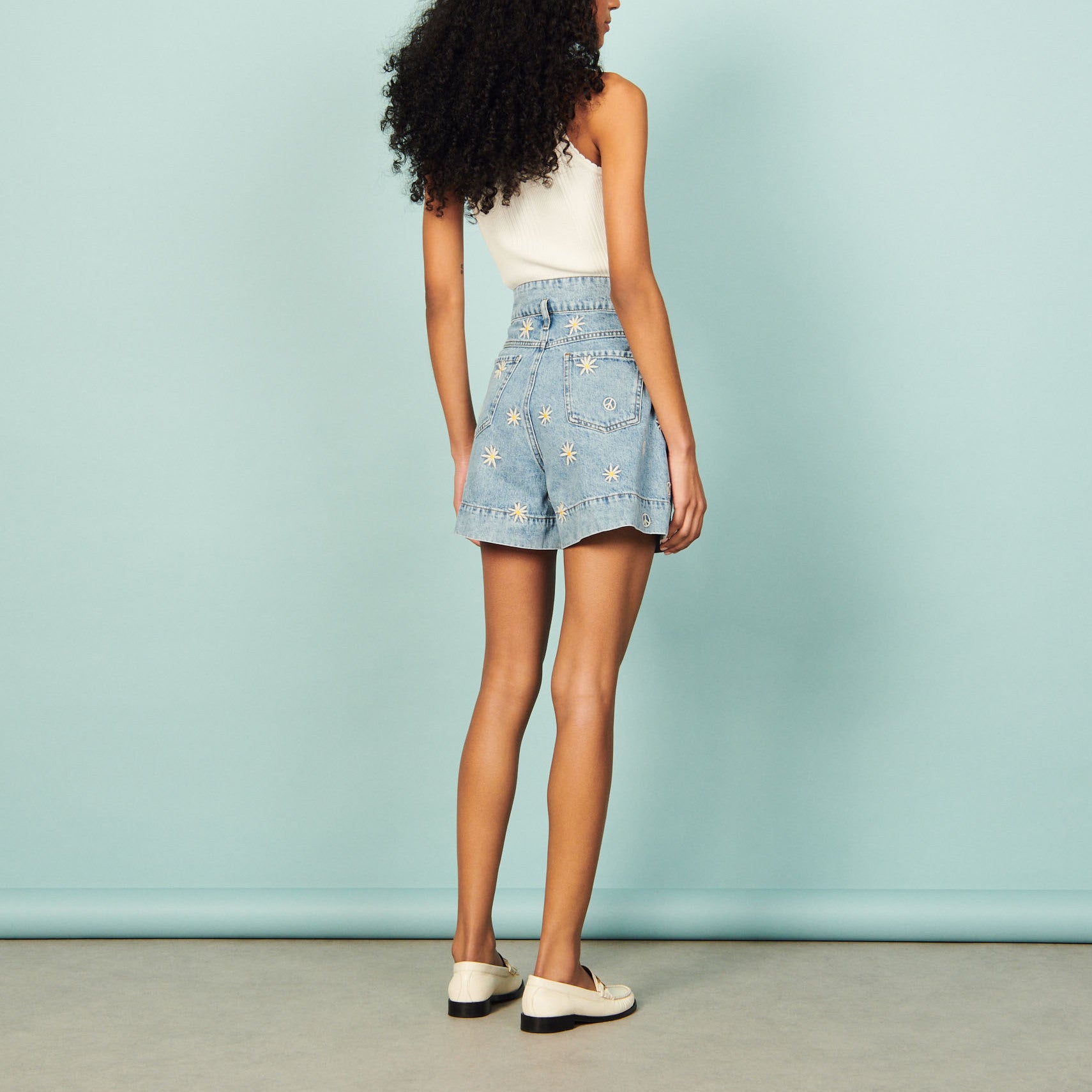 Short en Jean orné de motifs brodés Sandro seconde main