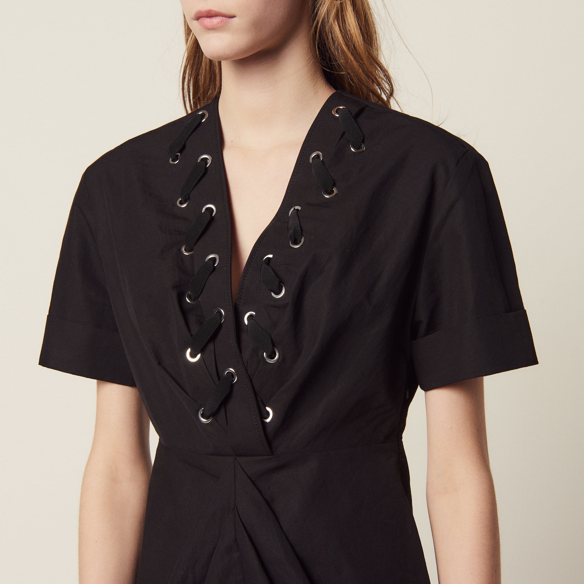 Robe courte ornée d'œillets entrelacés Sandro seconde main