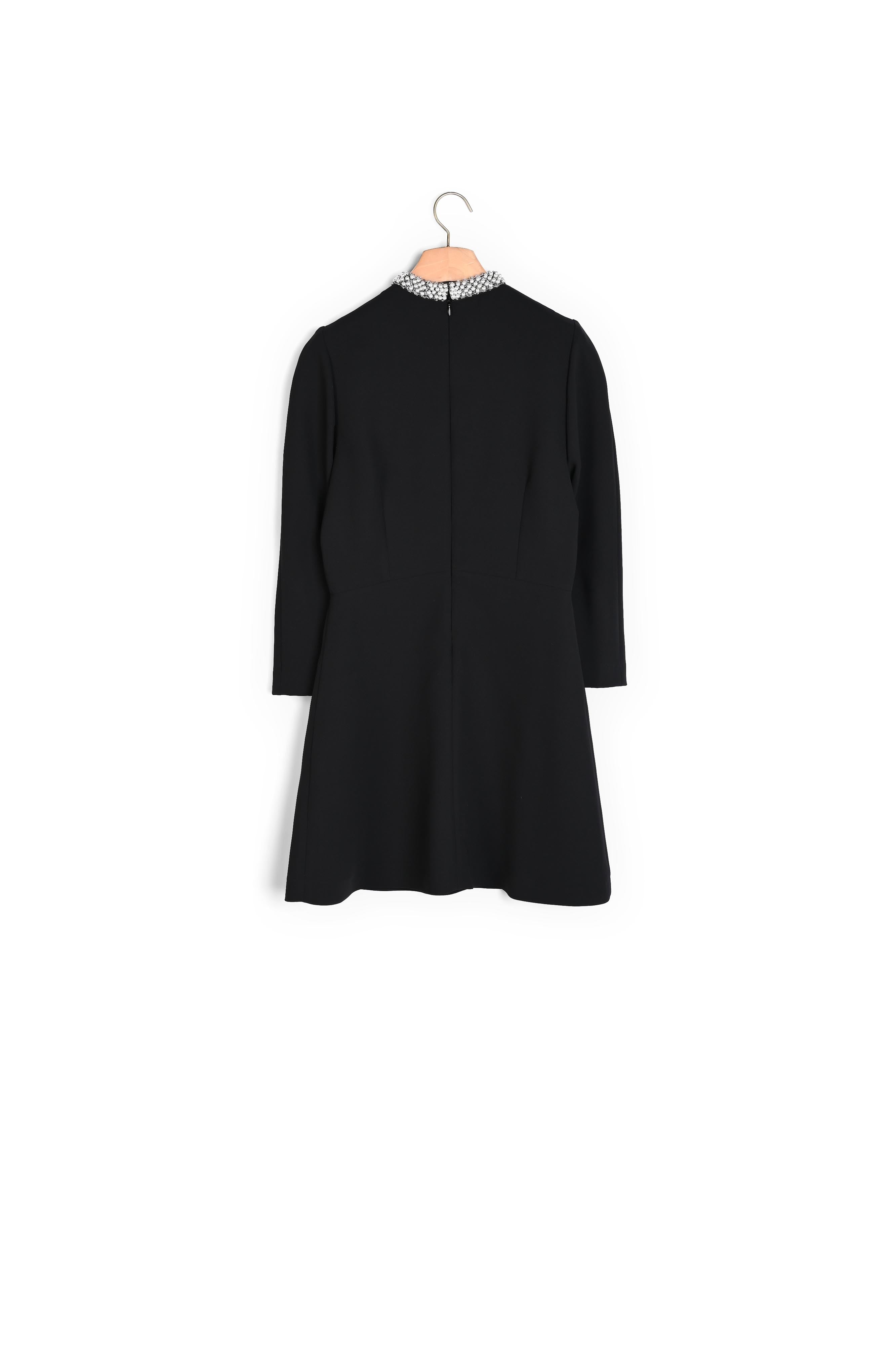 Robe courte ornée d un collier en perle Sandro seconde main